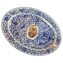 Piatto in porcellana del mercato persiano con ritratto di Nasr Al Din Shah Qajar 20° sec.
