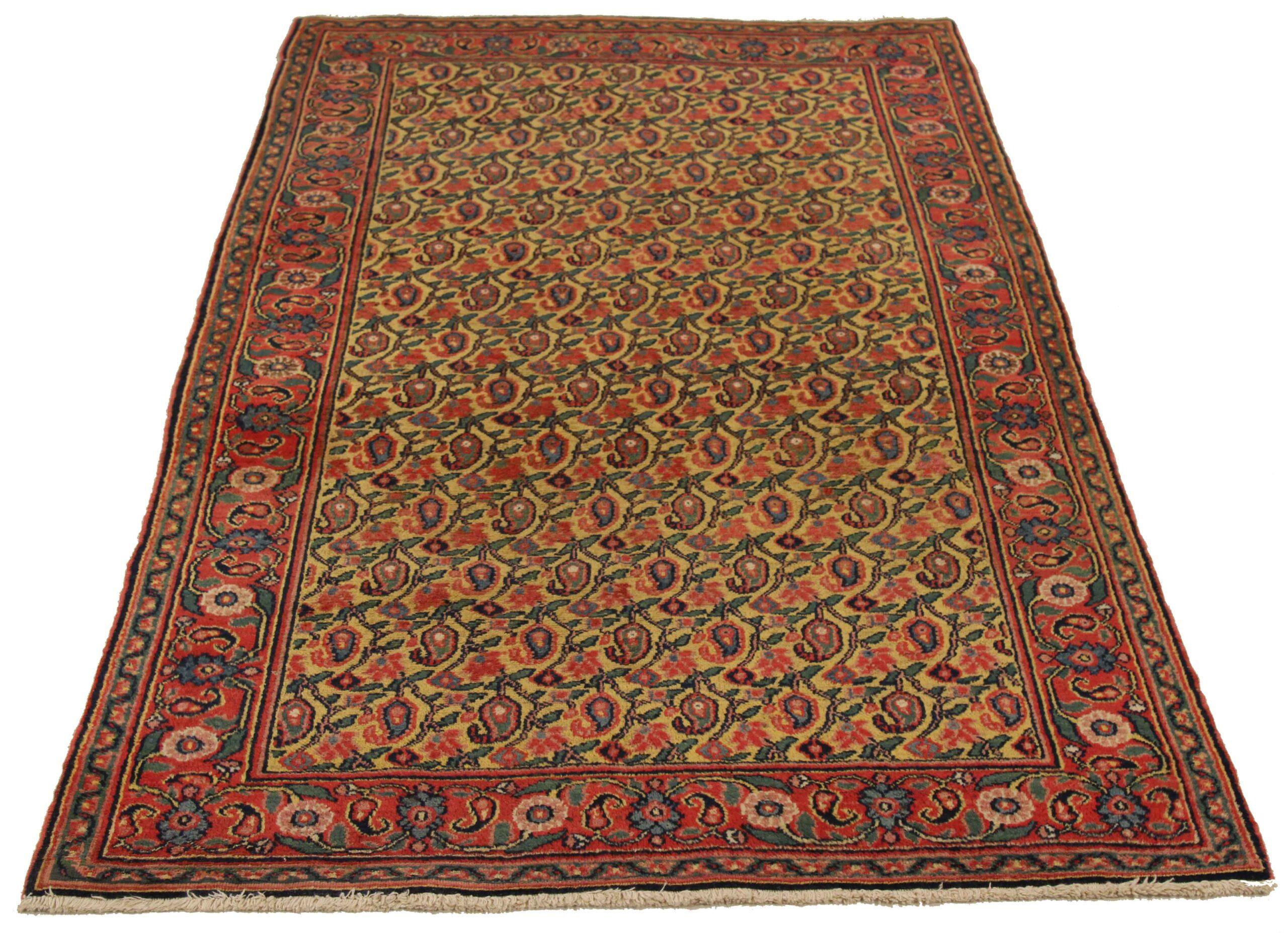 Entdecken Sie die Eleganz der persischen Mashad-Teppiche aus der Zeit um 1880. Dieses exklusive Design, das mit viel Liebe zum Detail entworfen wurde, ist perfekt, um Ihren Raum zu verschönern.