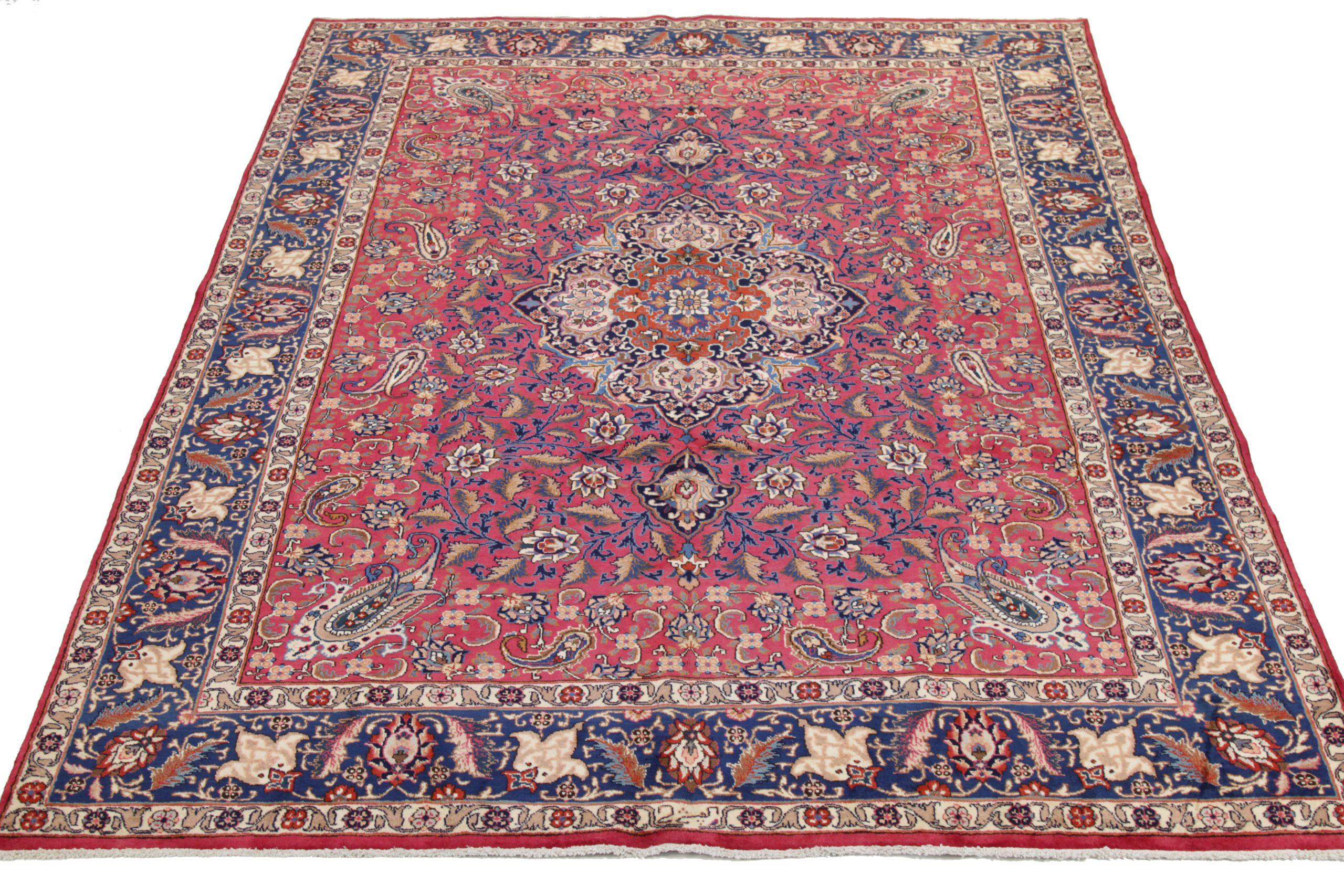 Descubre la elegancia de las alfombras persas Mashad de Circa 1880. Diseñado con meticulosa atención al detalle, este diseño exclusivo es perfecto para realzar tu espacio.
