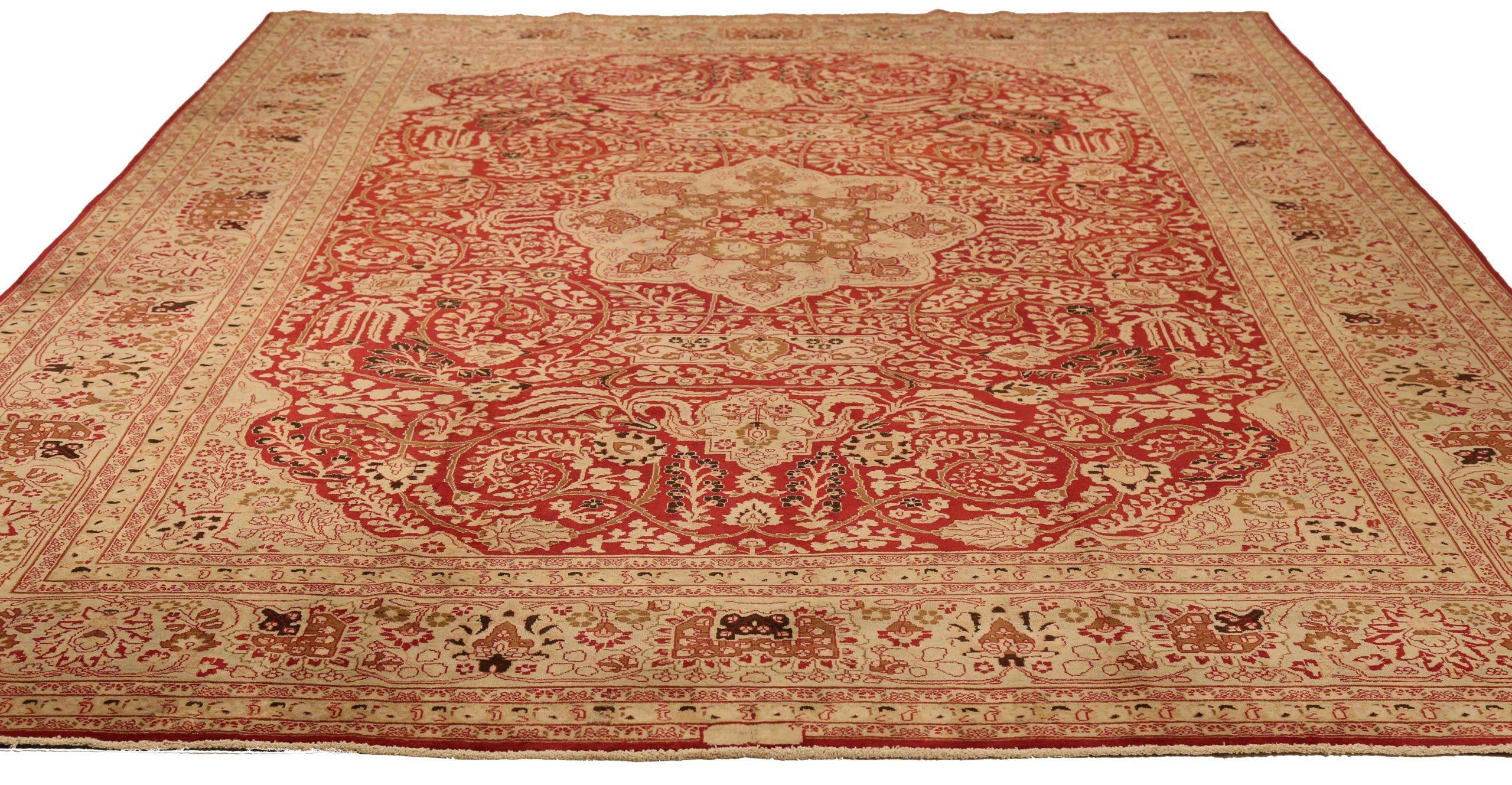 Scopri l'eleganza dei tappeti persiani Mashad con caratteristiche di CIRCA 1880. Progettato con una meticolosa attenzione ai dettagli, questo design esclusivo è perfetto per valorizzare il tuo spazio.
