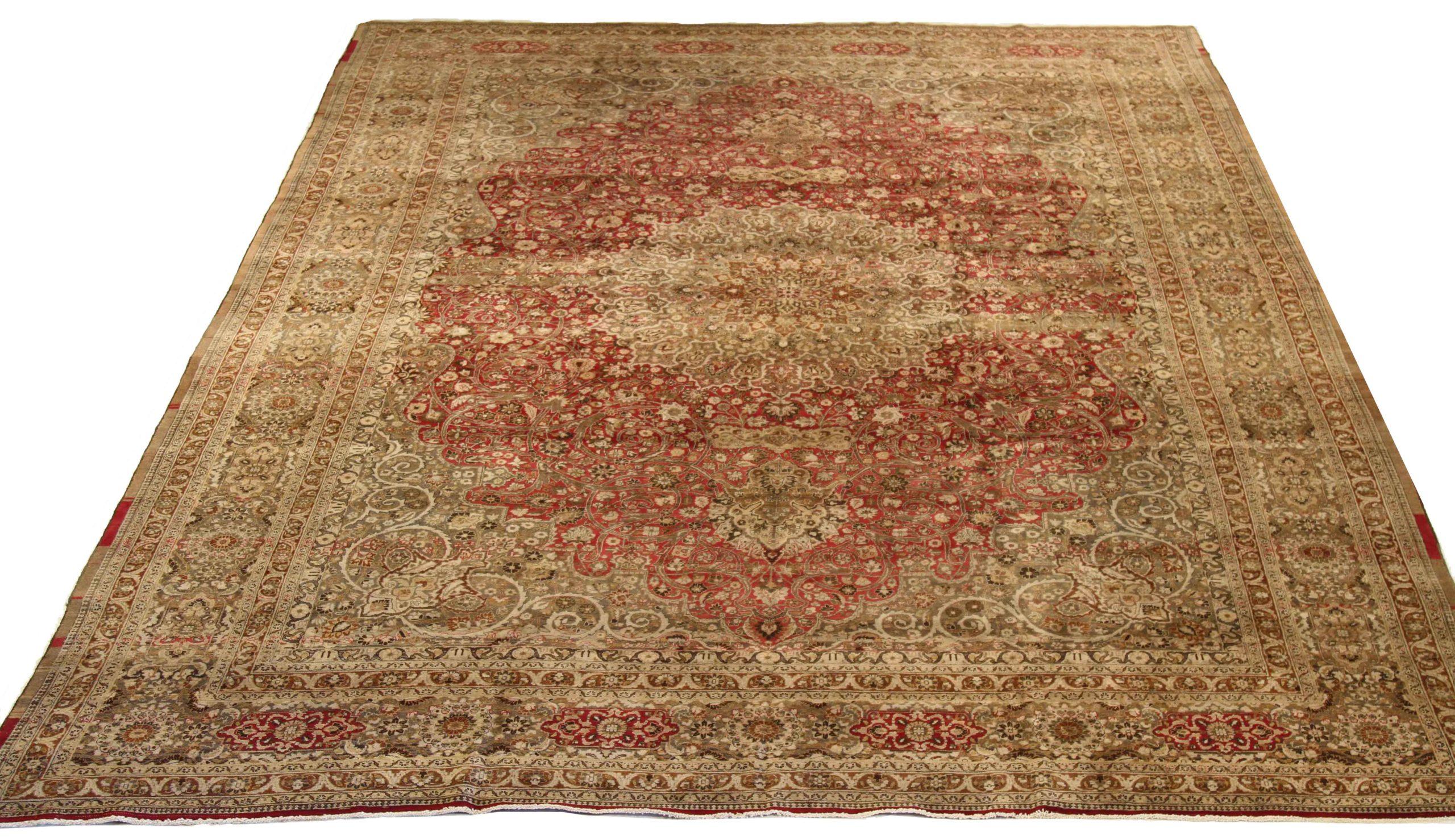 Scopri l'eleganza dei tappeti persiani Mashad con caratteristiche di CIRCA 1880. Progettato con una meticolosa attenzione ai dettagli, questo design esclusivo è perfetto per valorizzare il tuo spazio.