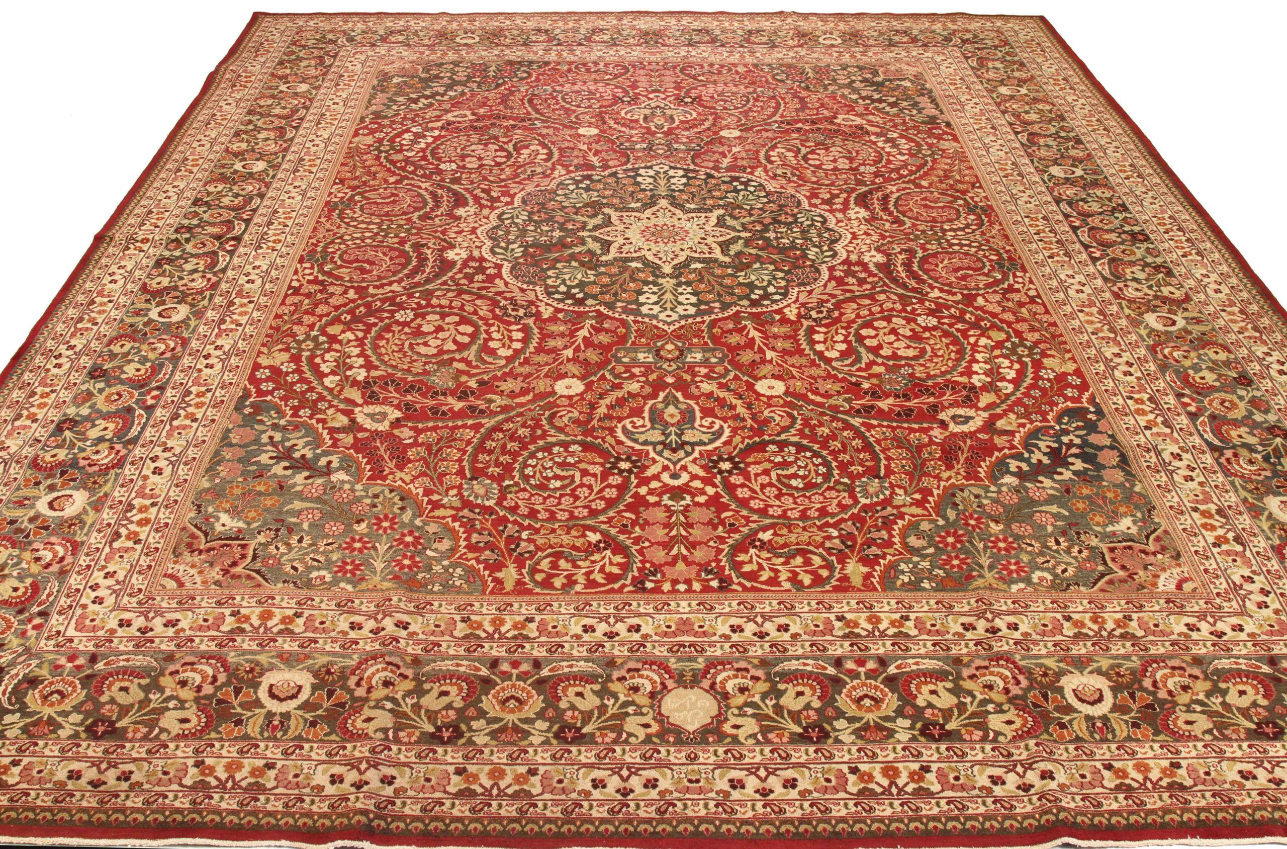 Scopri l'eleganza dei tappeti persiani Mashad con caratteristiche di CIRCA 1880. Progettato con una meticolosa attenzione ai dettagli, questo design esclusivo è perfetto per valorizzare il tuo spazio.
