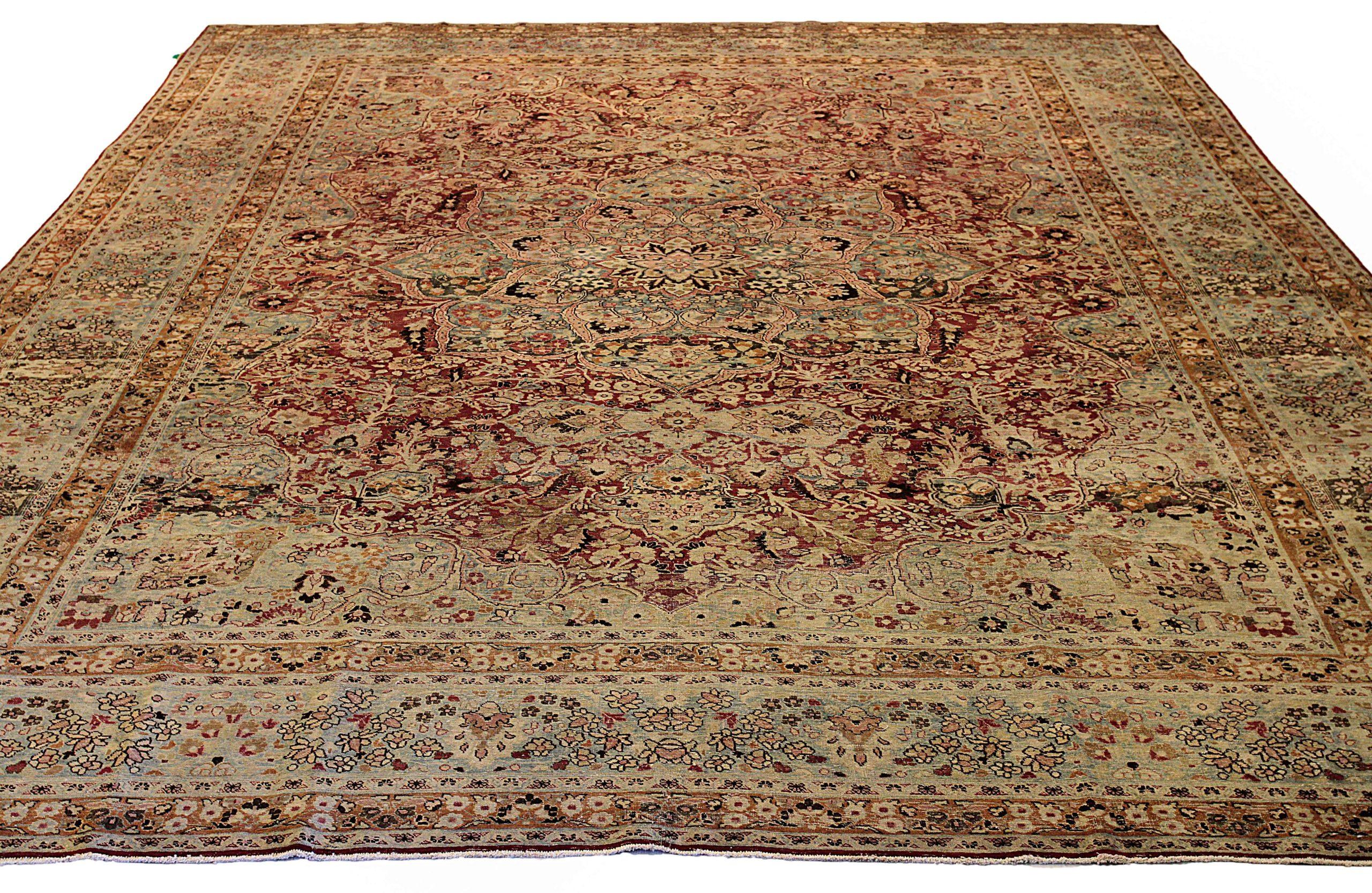 Scopri l'eleganza dei tappeti persiani Mashad con caratteristiche di CIRCA 1880. Progettato con una meticolosa attenzione ai dettagli, questo design esclusivo è perfetto per valorizzare il tuo spazio.