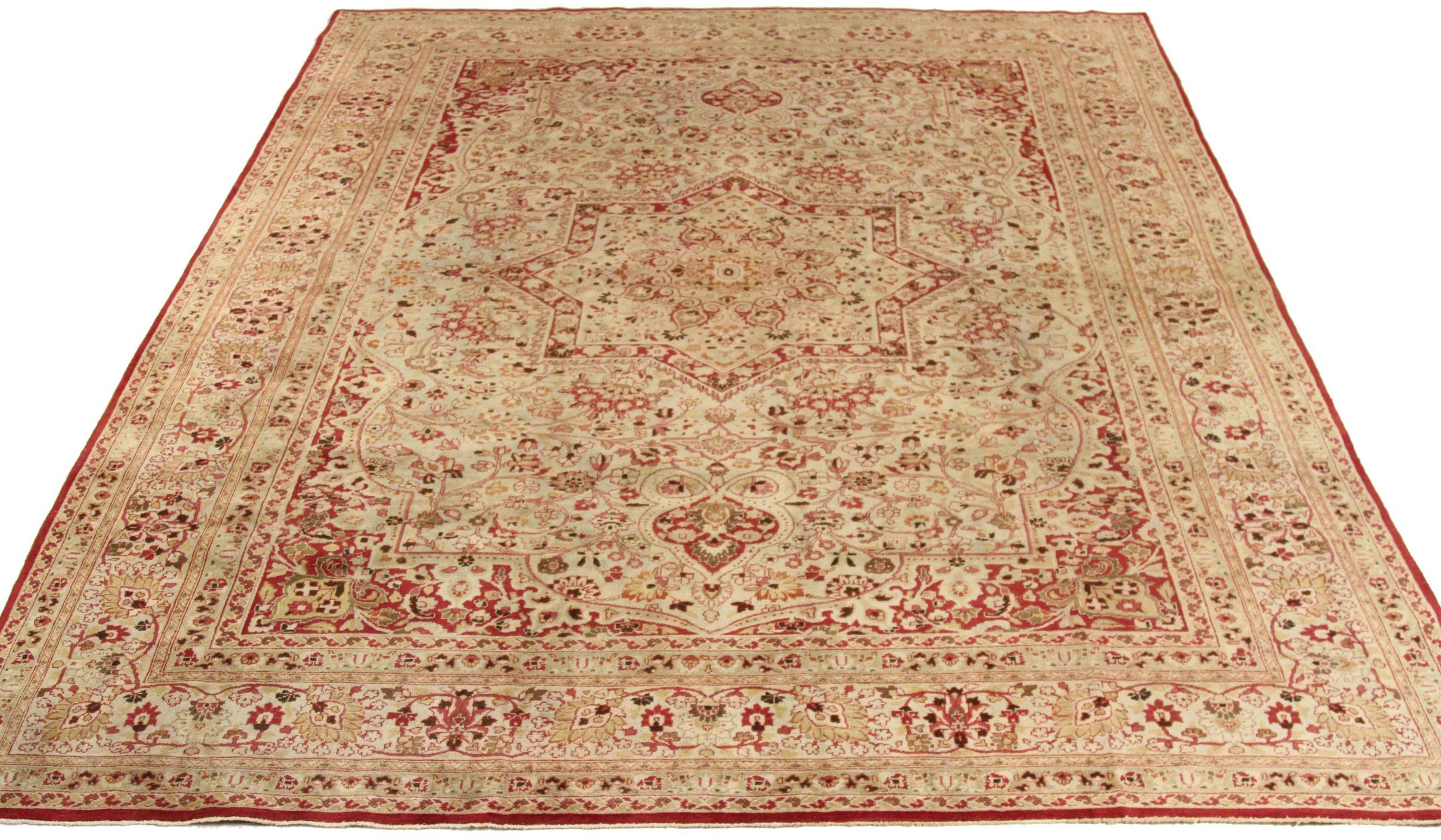 Scopri l'eleganza dei tappeti persiani Mashad con caratteristiche di CIRCA 1880. Progettato con una meticolosa attenzione ai dettagli, questo design esclusivo è perfetto per valorizzare il tuo spazio.