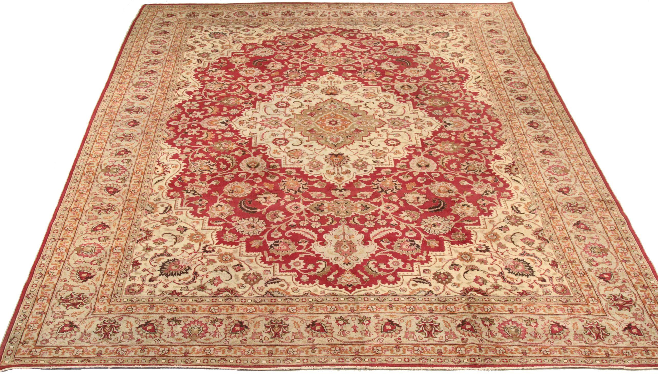 Découvrez l'élégance des tapis persans Mashad de Circa 1880. Conçu avec une attention méticuleuse aux détails, ce design exclusif est parfait pour mettre en valeur votre espace.