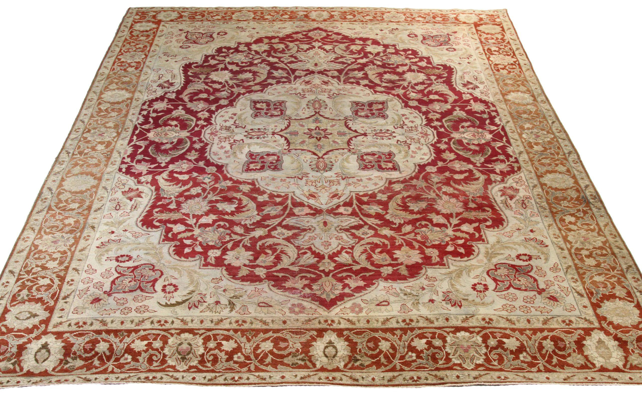 Découvrez l'élégance des tapis persans Mashad de Circa 1880. Conçu avec une attention méticuleuse aux détails, ce design exclusif est parfait pour mettre en valeur votre espace.