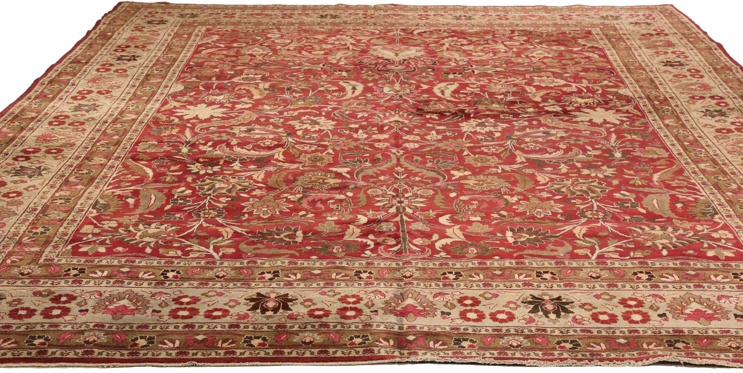 Entdecken Sie die Eleganz der persischen Mashad-Teppiche aus der Zeit um 1880. Dieses exklusive Design aus Wolle und Braun-Elfenbein-Rot ist perfekt, um Ihren Raum zu verschönern.