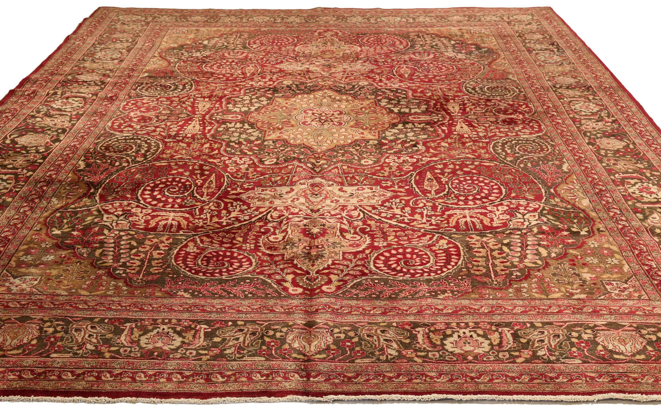 Découvrez l'élégance des tapis persans Mashad de Circa 1880. Conçu avec de la laine et du BrownIvoryRed, ce design exclusif est parfait pour mettre en valeur votre espace.