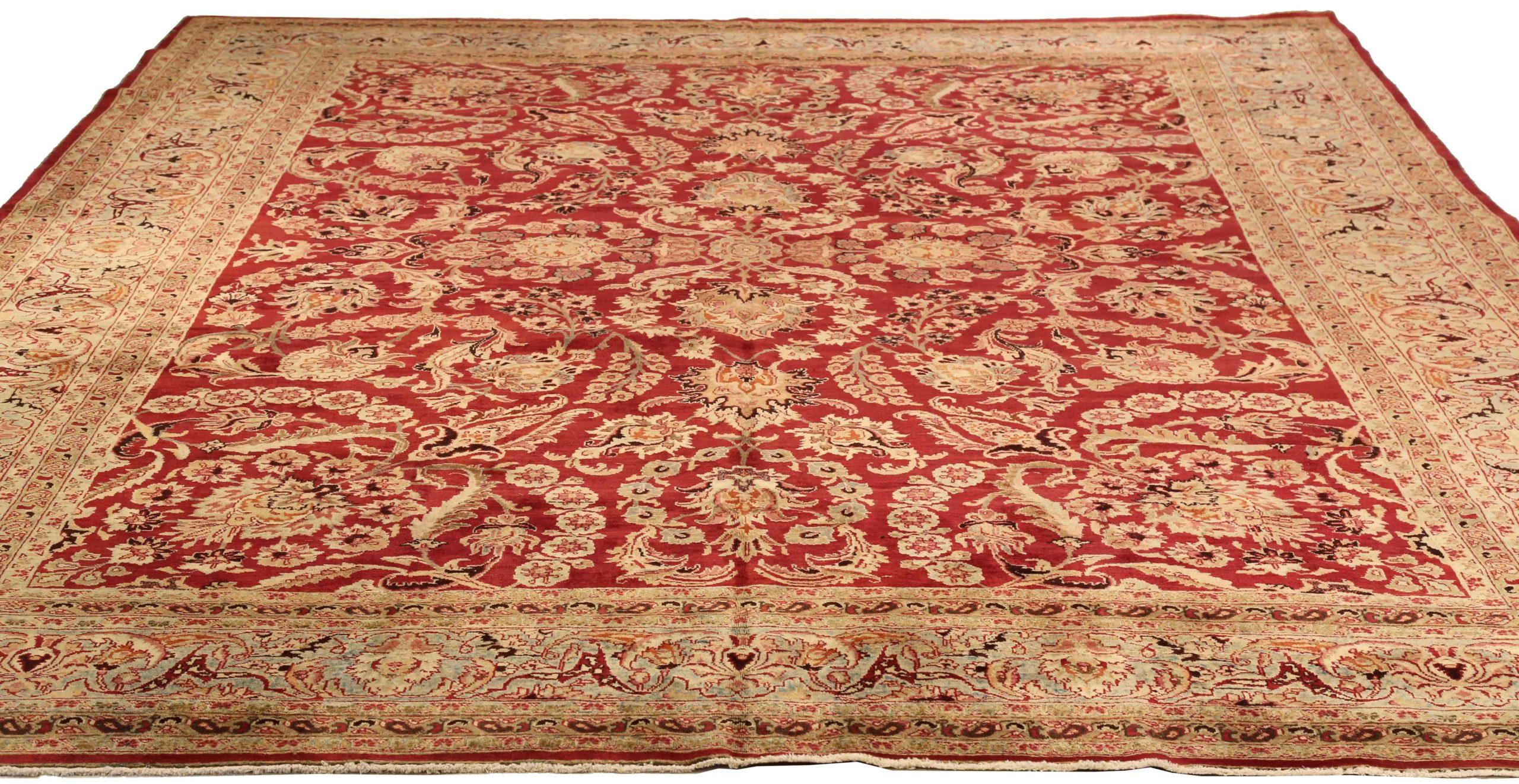Découvrez l'élégance des tapis persans Mashad de Circa 1880. Conçu avec de la laine et de l'IvoryRed, ce design exclusif est parfait pour rehausser votre espace.