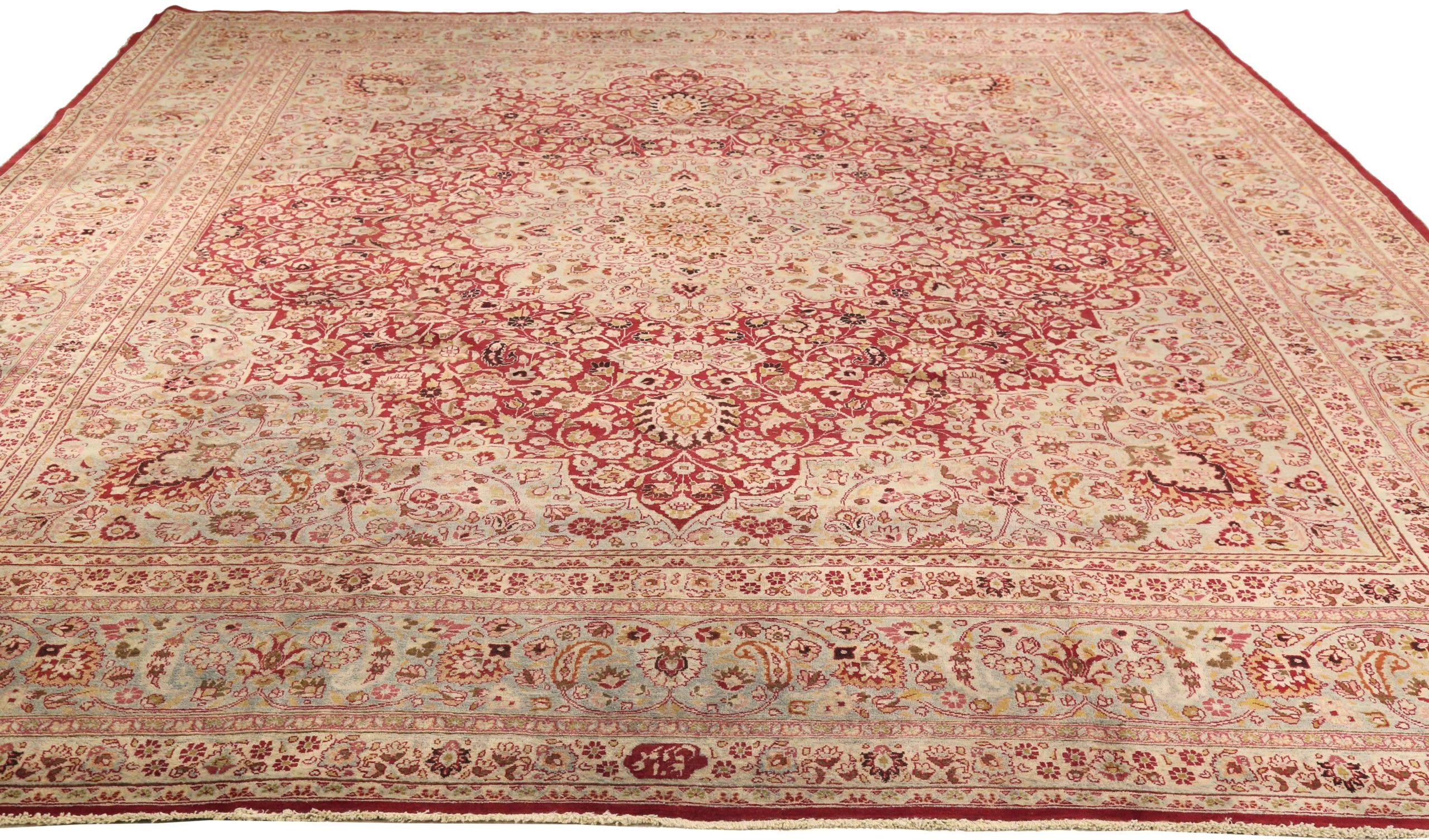 Entdecken Sie die Eleganz der persischen Mashad-Teppiche aus der Zeit um 1880. Dieses exklusive Design aus Wolle und Elfenbeinrot ist perfekt, um Ihren Raum zu verschönern.