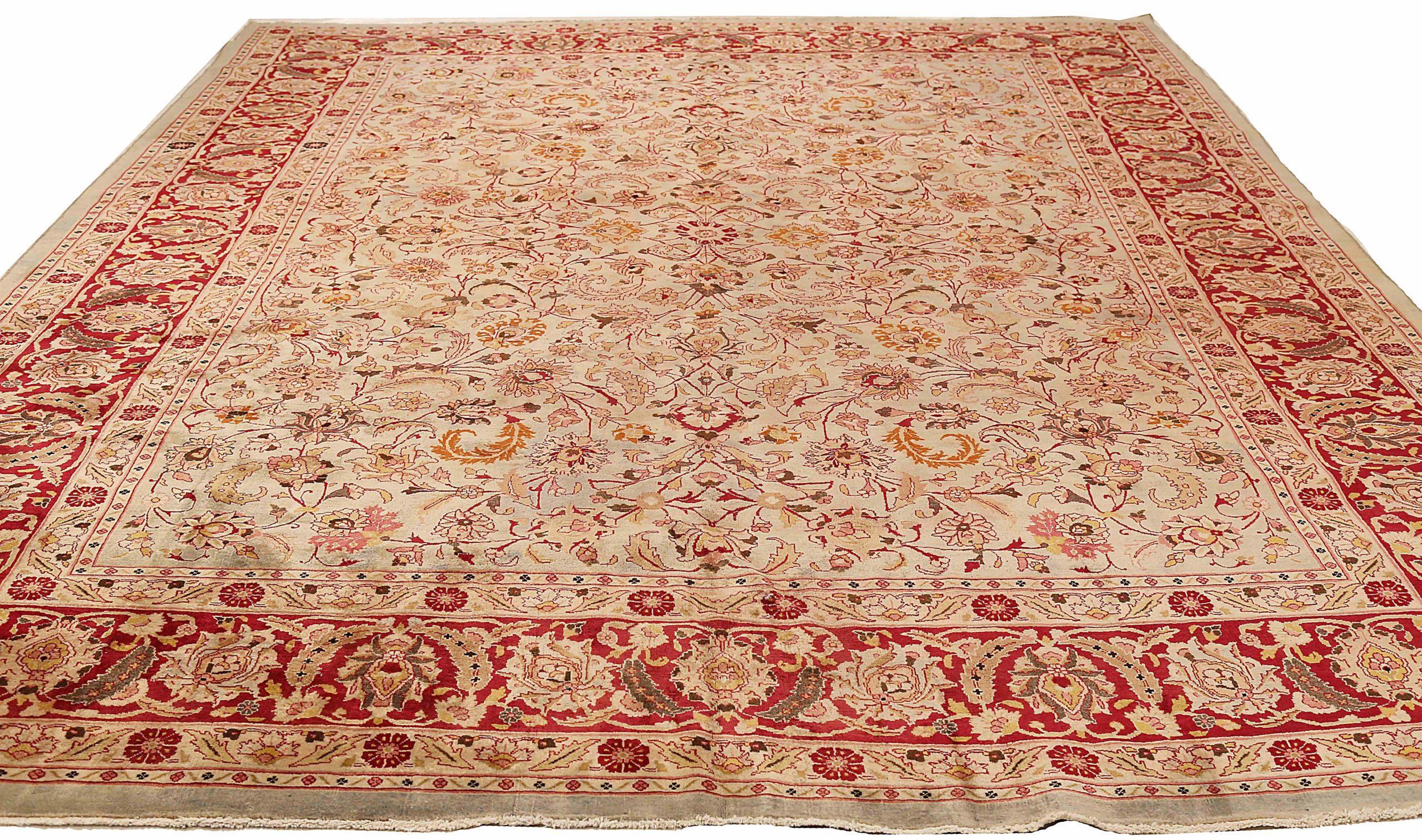 Entdecken Sie die Eleganz der persischen Mashad-Teppiche aus der Zeit um 1880. Dieses exklusive Design aus Wolle und Elfenbeinrot-Gelb ist perfekt, um Ihren Raum zu verschönern.