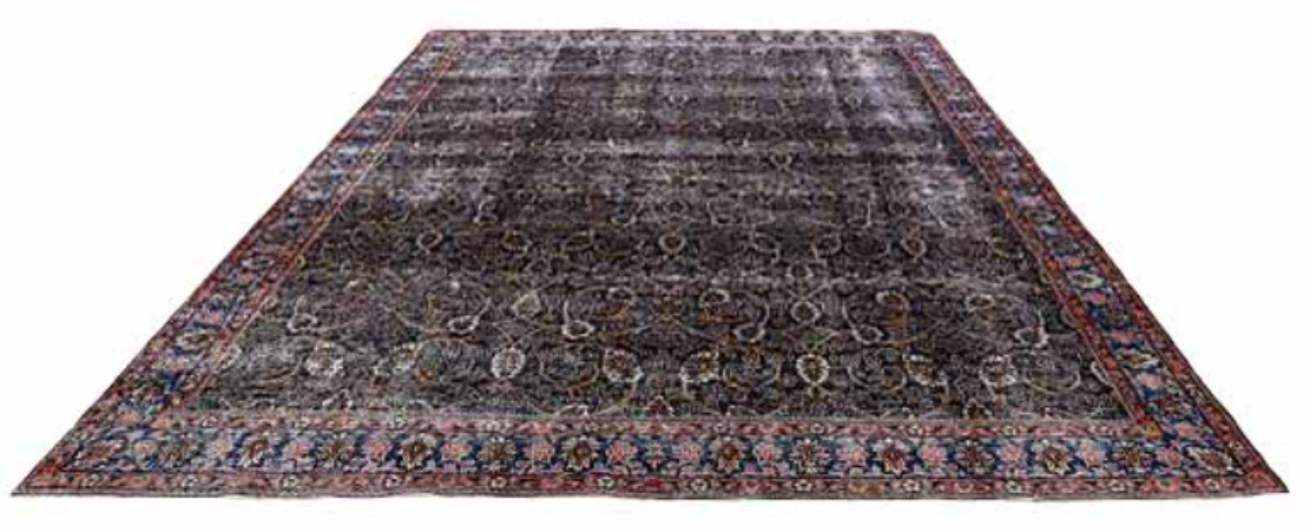 Découvrez l'élégance des tapis persans Mashad de Circa 1910. Conçu avec de la laine et du bleuIvoireMarine, ce design exclusif est parfait pour mettre en valeur votre espace.
