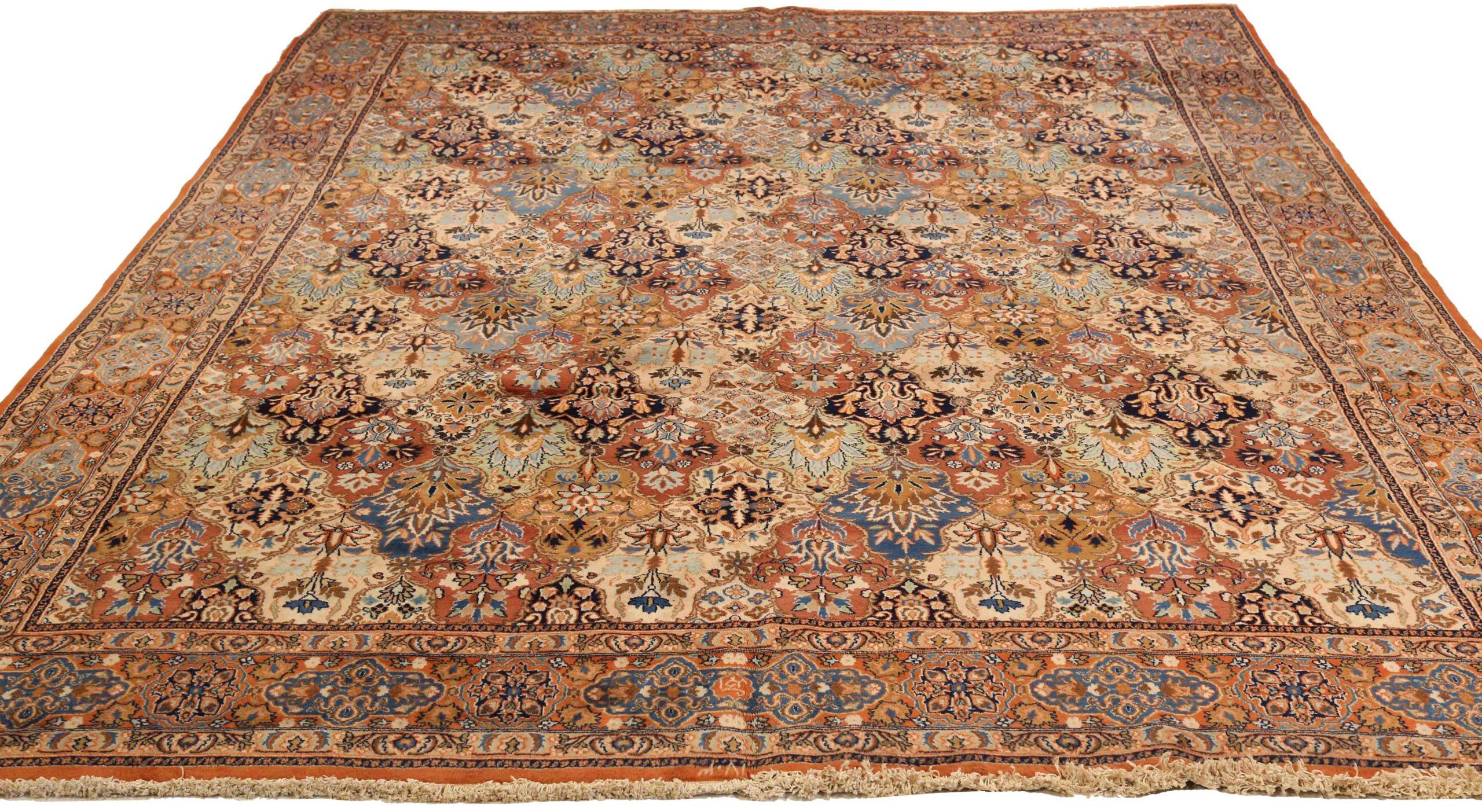 Entdecken Sie die Eleganz der persischen Mashad-Teppiche aus der Zeit um 1910. Dieses exklusive Design aus Wolle und Blau-Elfenbein-Rot ist perfekt, um Ihren Raum zu verschönern.