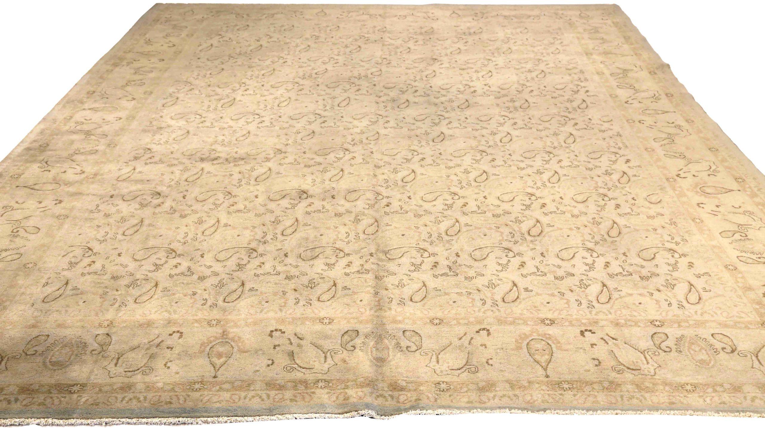 Découvrez l'élégance des tapis persans Mashad de Circa 1910. Conçu avec de la laine et du Design/One, ce design exclusif est parfait pour mettre en valeur votre espace.