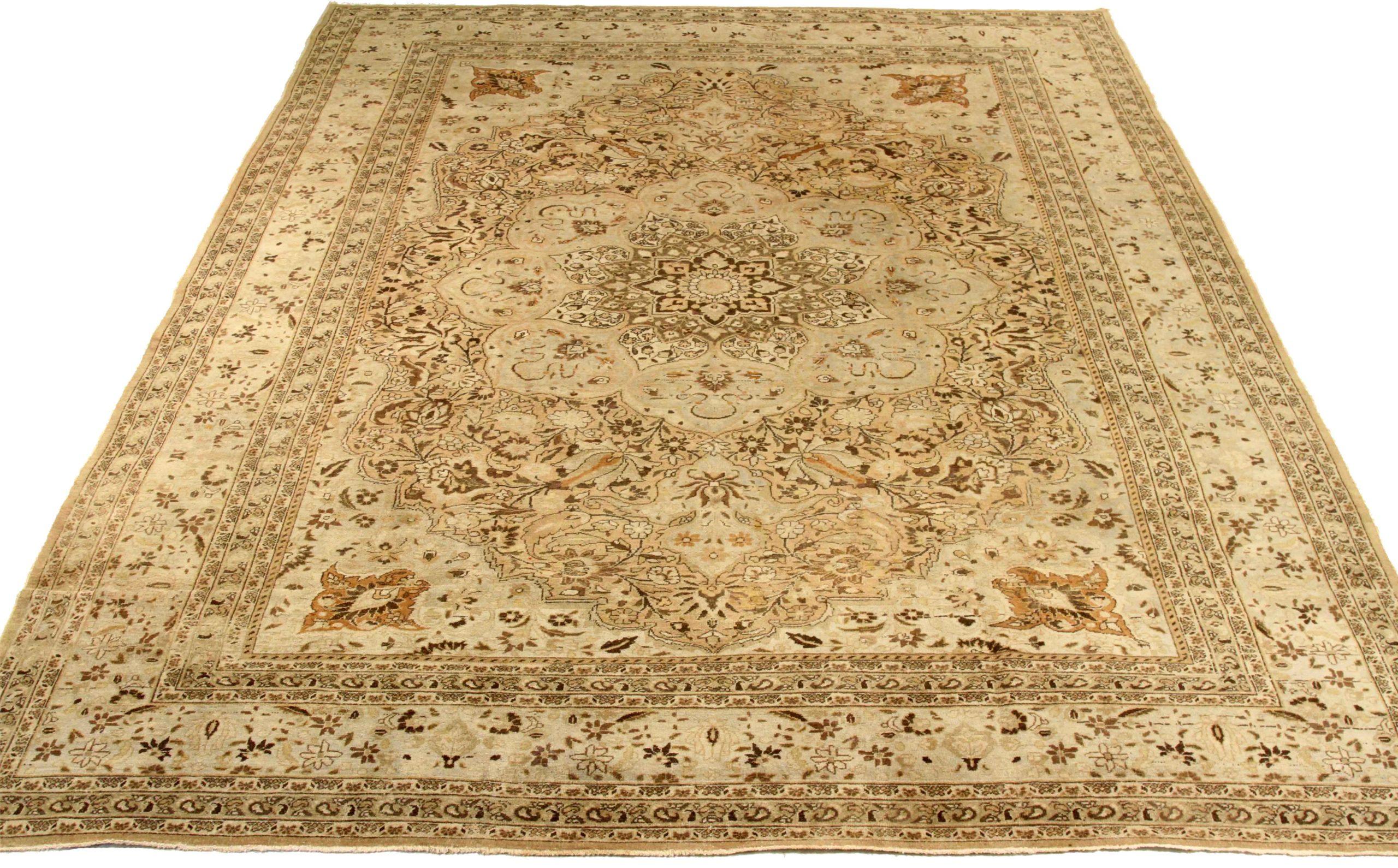 Entdecken Sie die Eleganz der persischen Mashad-Teppiche aus der Zeit um 1910. Dieses exklusive Design aus Wolle und Braun-Elfenbein ist perfekt, um Ihren Raum zu verschönern.