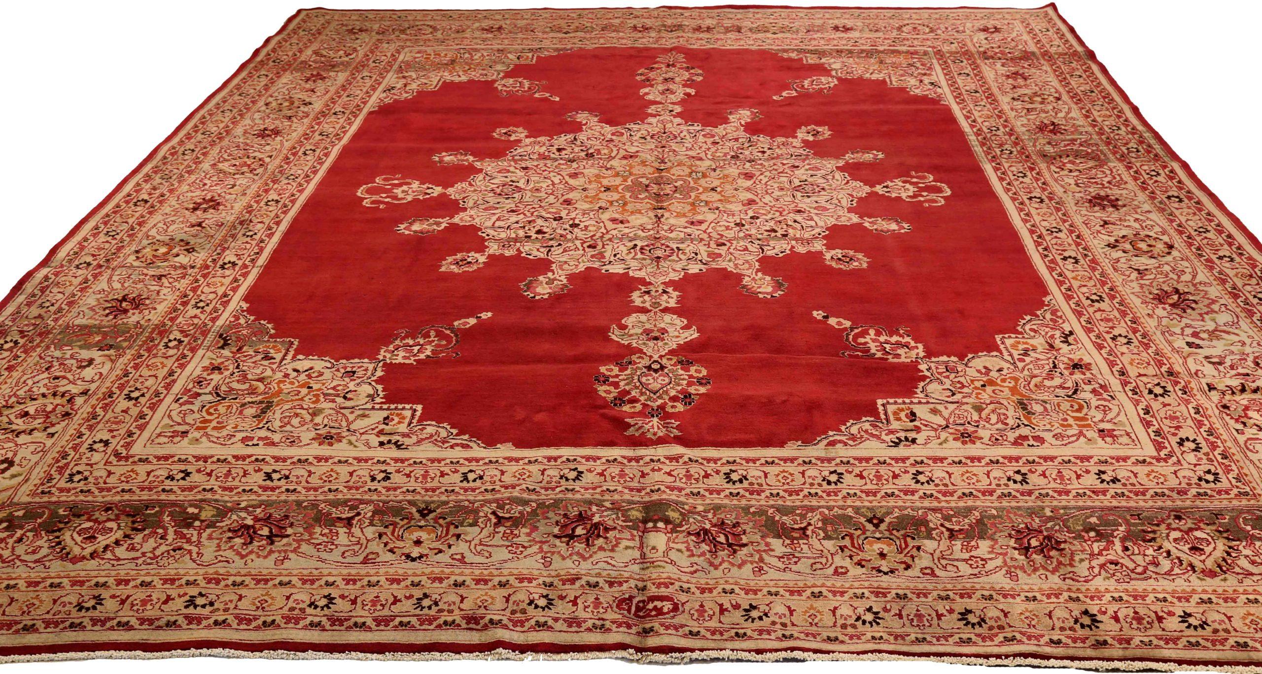 Entdecken Sie die Eleganz der persischen Mashad-Teppiche aus der Zeit um 1910. Dieses exklusive Design aus Wolle und Elfenbeinrot ist perfekt, um Ihren Raum zu verschönern.