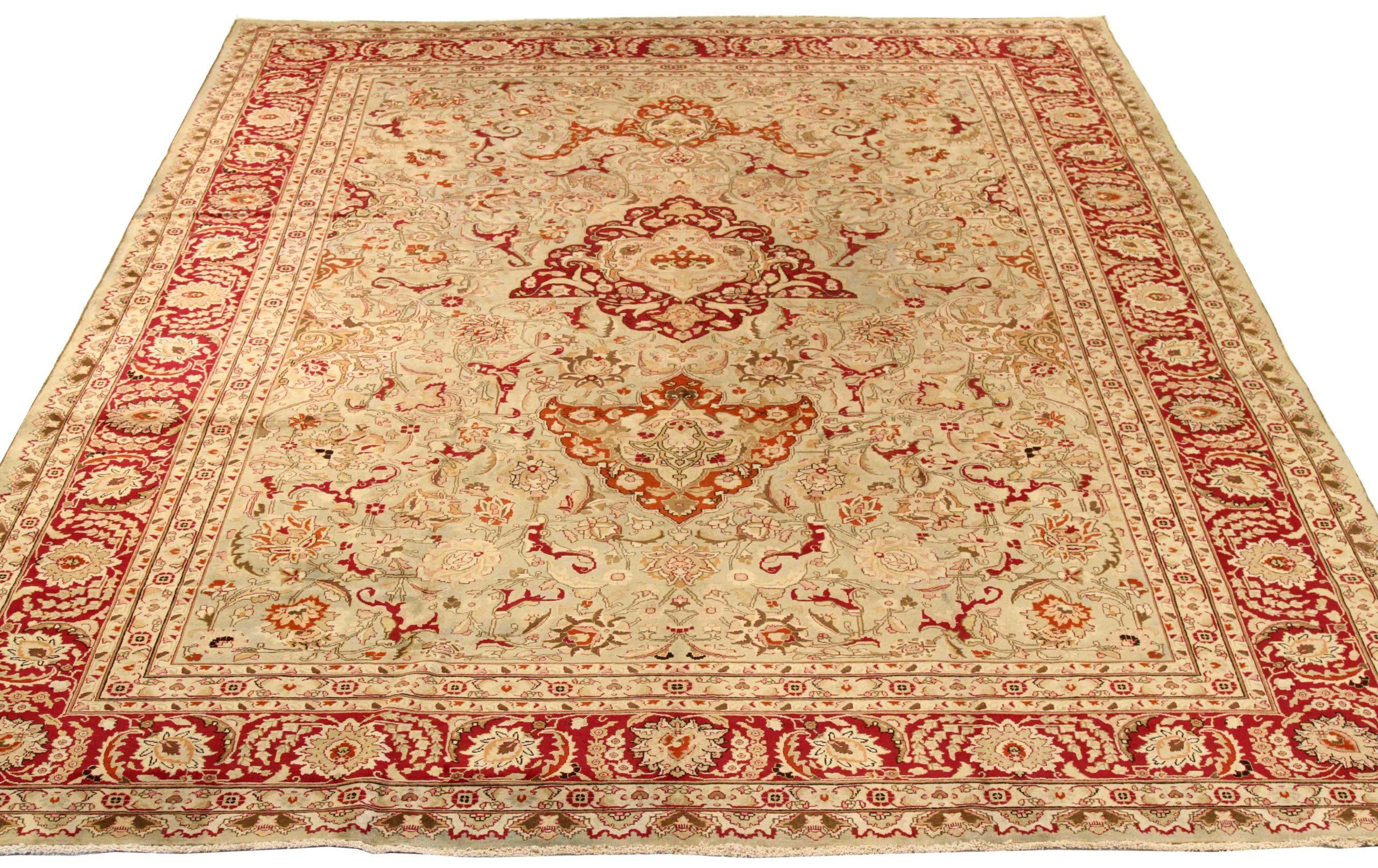 Entdecken Sie die Eleganz der persischen Mashad-Teppiche aus der Zeit um 1910. Dieses exklusive Design aus Wolle und Elfenbeinrot ist perfekt, um Ihren Raum zu verschönern.