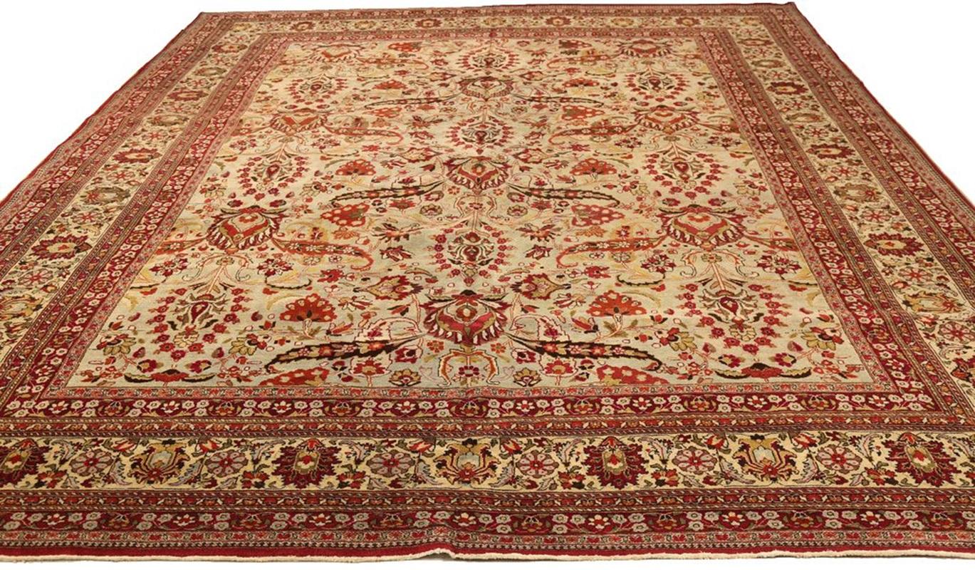 Entdecken Sie die Eleganz der persischen Mashad-Teppiche aus der Zeit um 1910. Dieses exklusive Design aus Wolle und Elfenbeinrot-Gelb ist perfekt, um Ihren Raum zu verschönern.