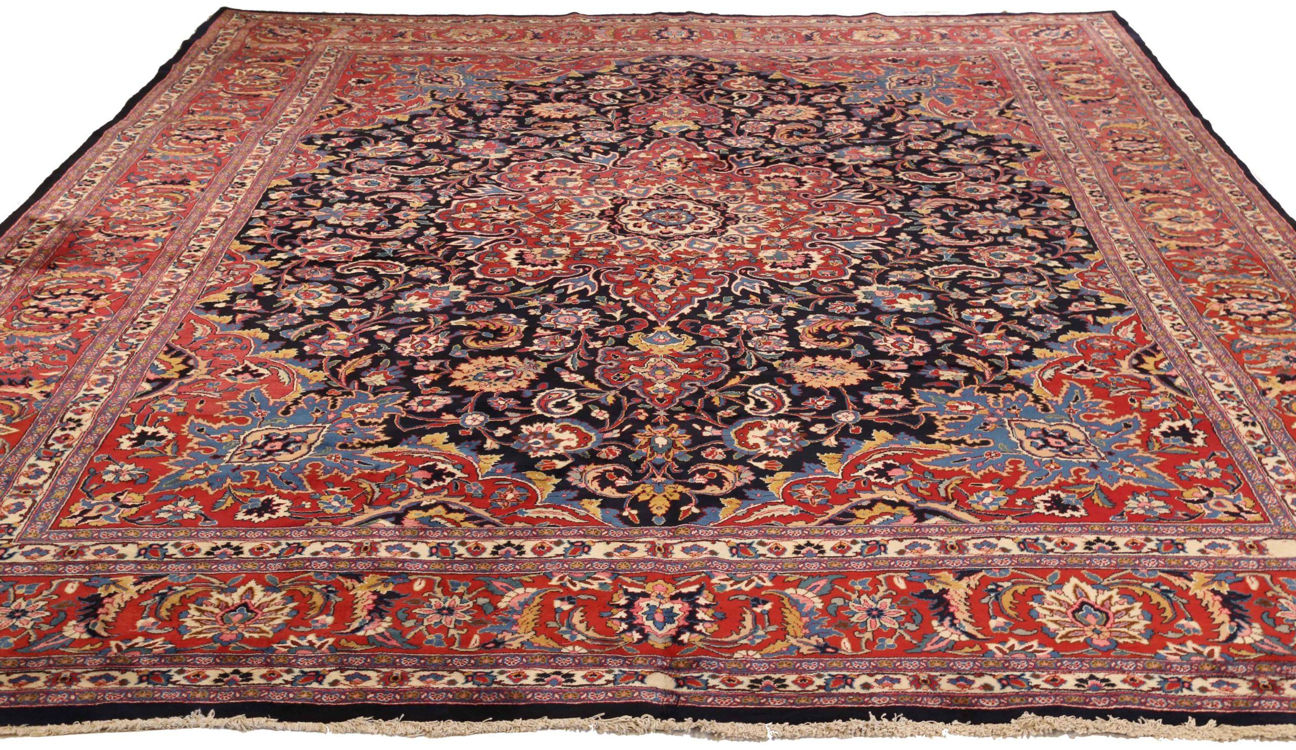 Descubre la elegancia de las alfombras persas Mashad de Circa 1910. Diseñado con lana y rojo azul marino, este diseño exclusivo es perfecto para realzar tu espacio.
