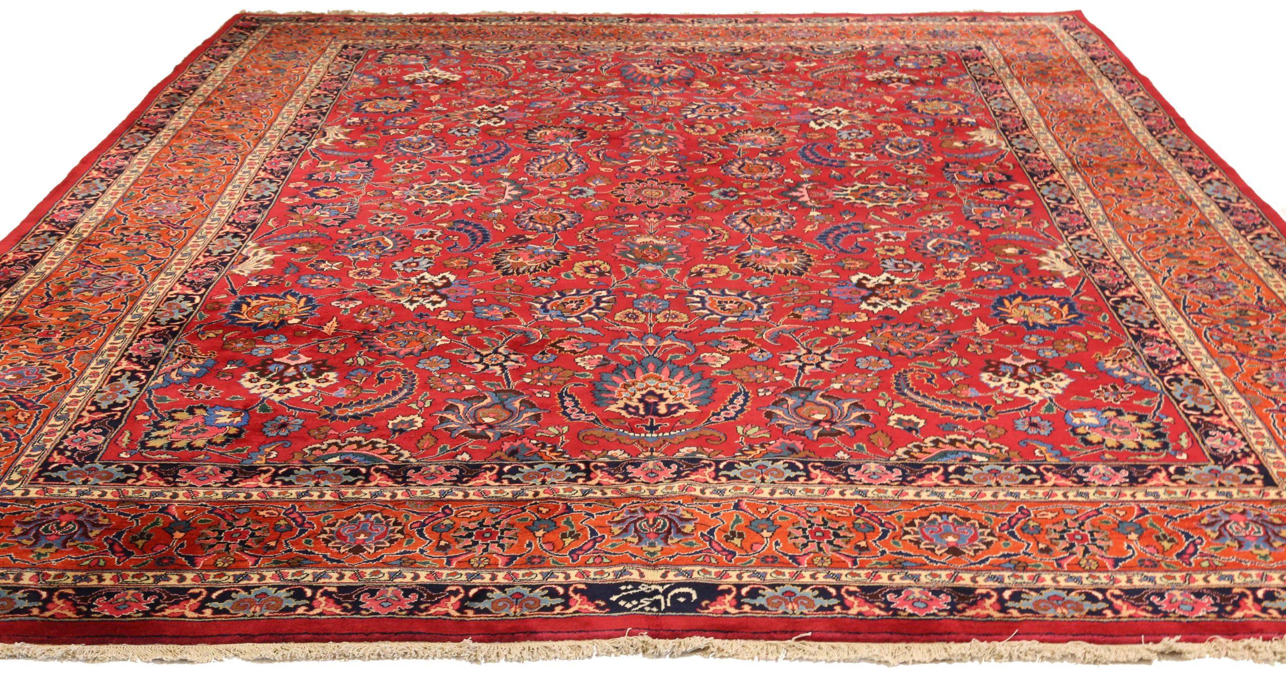 Découvrez l'élégance des tapis persans Mashad de Circa 1910. Conçu avec de la laine et du bleu marine, ce design exclusif est parfait pour rehausser votre espace.