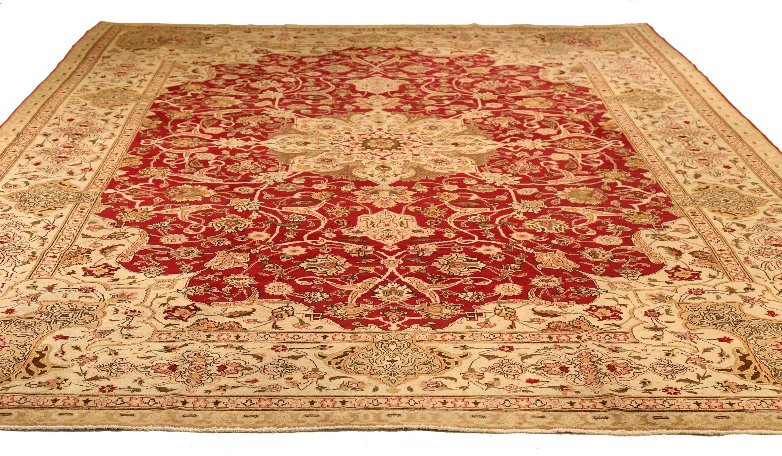 Entdecken Sie die Eleganz der persischen Mashad-Teppiche mit Flächenvorhängen. Dieses exklusive Design, das mit viel Liebe zum Detail entworfen wurde, ist perfekt, um Ihren Raum zu verschönern.
