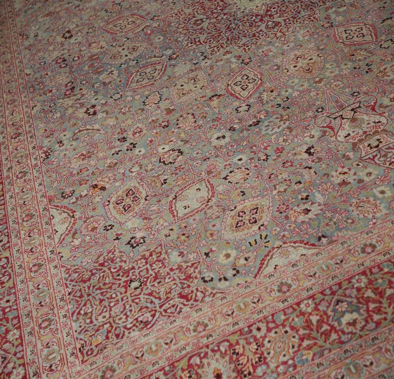 Scopri l'eleganza dei tappeti persiani Mashad. Progettato con una meticolosa attenzione ai dettagli, questo design esclusivo è perfetto per valorizzare il tuo spazio.