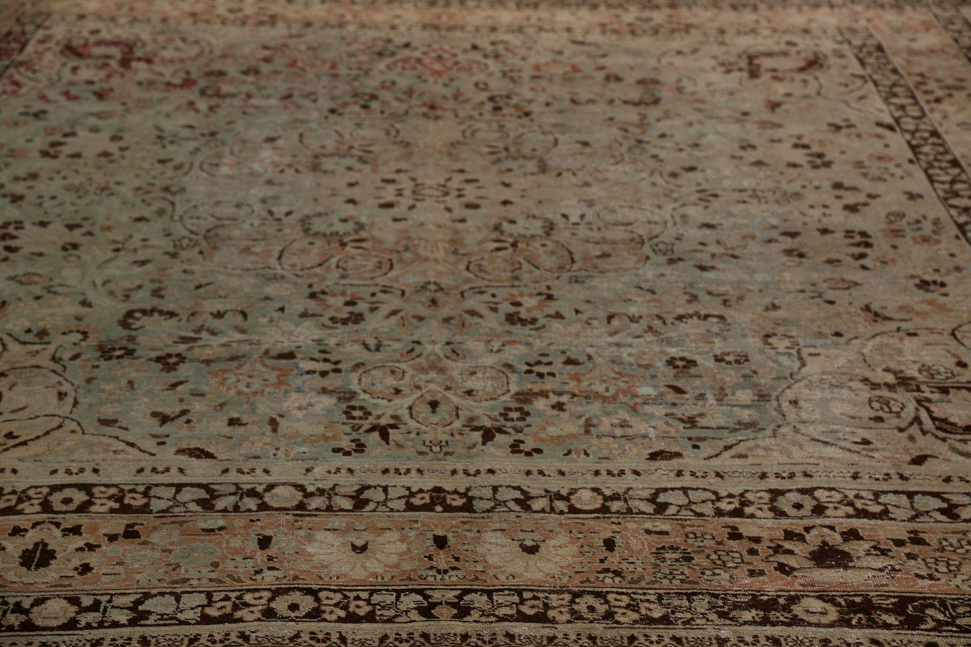 Scopri l'eleganza dei tappeti persiani Mashad con caratteristiche di CIRCA 1910. Progettato con lana e nero-verde-arancio, questo design esclusivo è perfetto per valorizzare il tuo spazio.