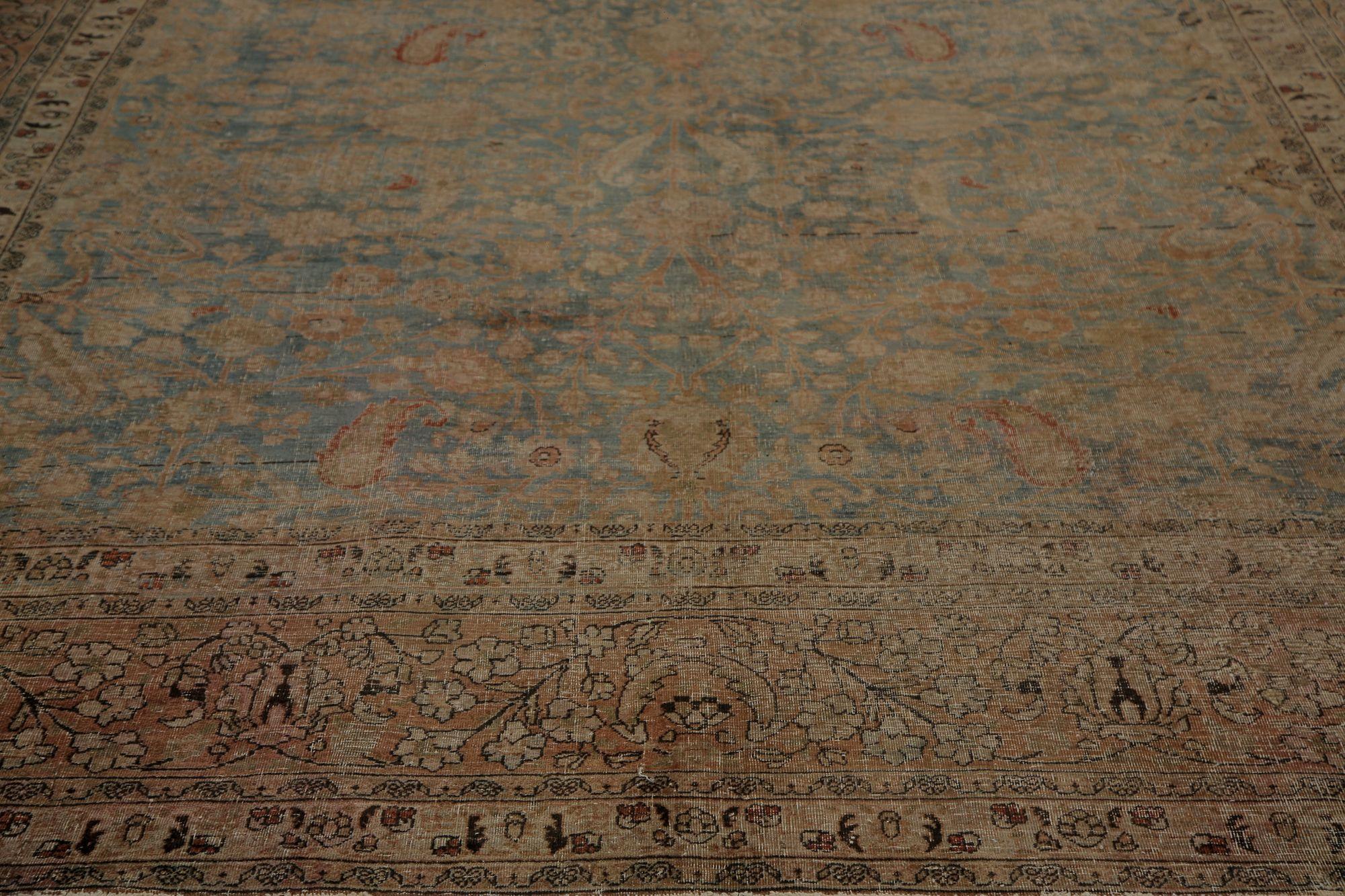 Scopri l'eleganza dei tappeti persiani Mashad con caratteristiche di CIRCA 1880. Progettato con lana e blu, questo design esclusivo è perfetto per valorizzare il tuo spazio.