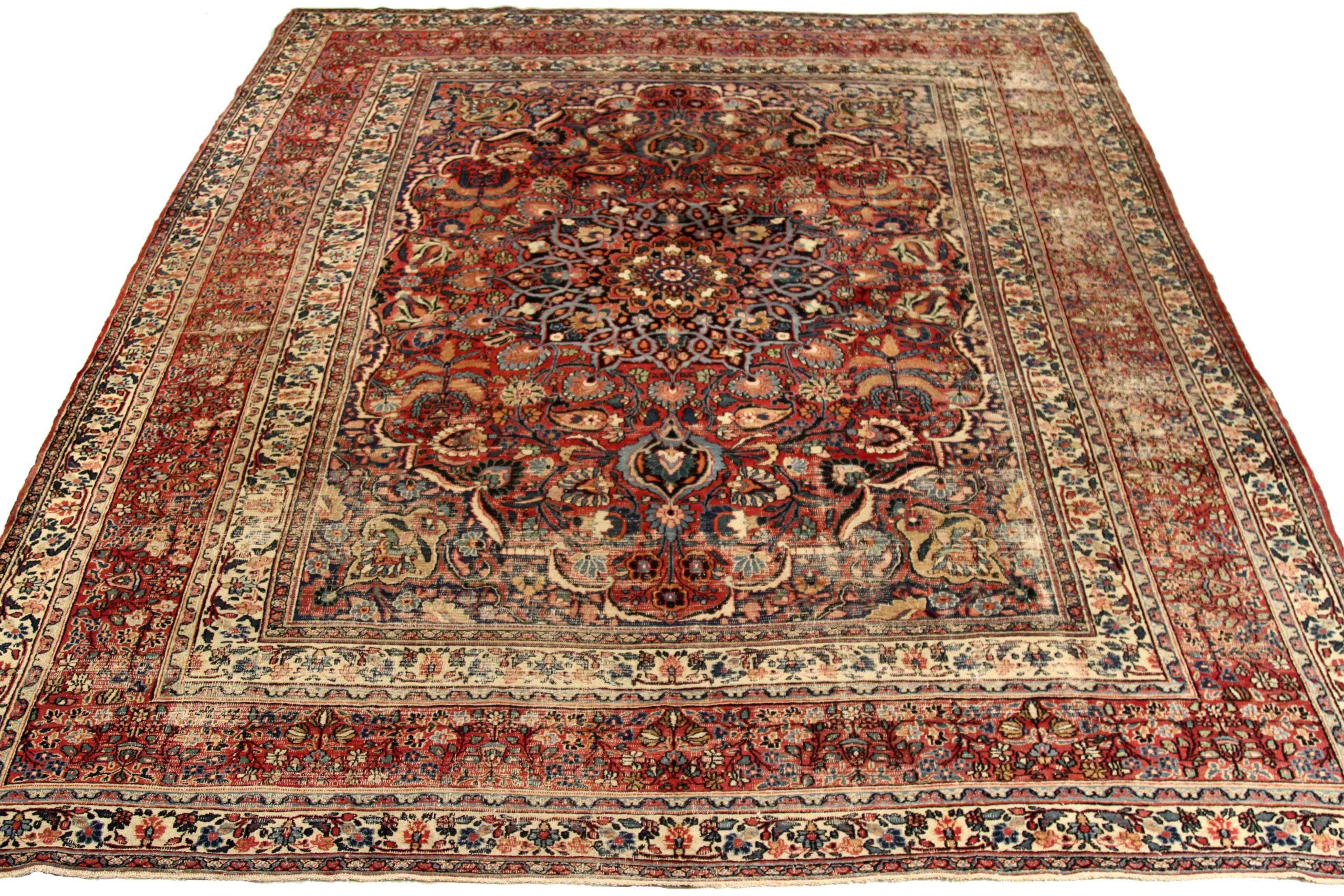 Entdecken Sie die Eleganz der persischen Mashad-Teppiche aus der Zeit um 1880. Dieses exklusive Design aus Wolle und Blau-Elfenbein-Rot ist perfekt, um Ihren Raum zu verschönern.