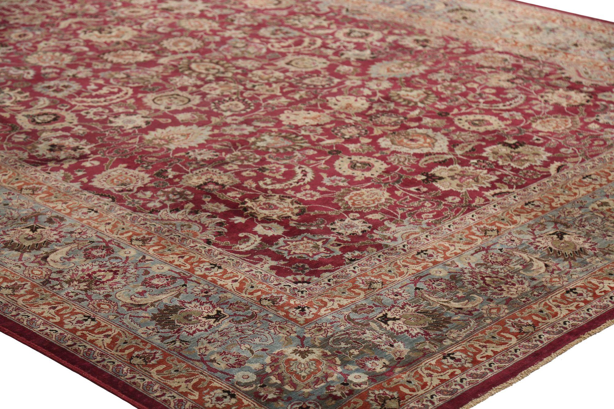 Entdecken Sie die Eleganz der persischen Mashad-Teppiche aus der Zeit um 1910. Dieses exklusive Design aus Wolle und Blau-Elfenbein-Rot ist perfekt, um Ihren Raum zu verschönern.