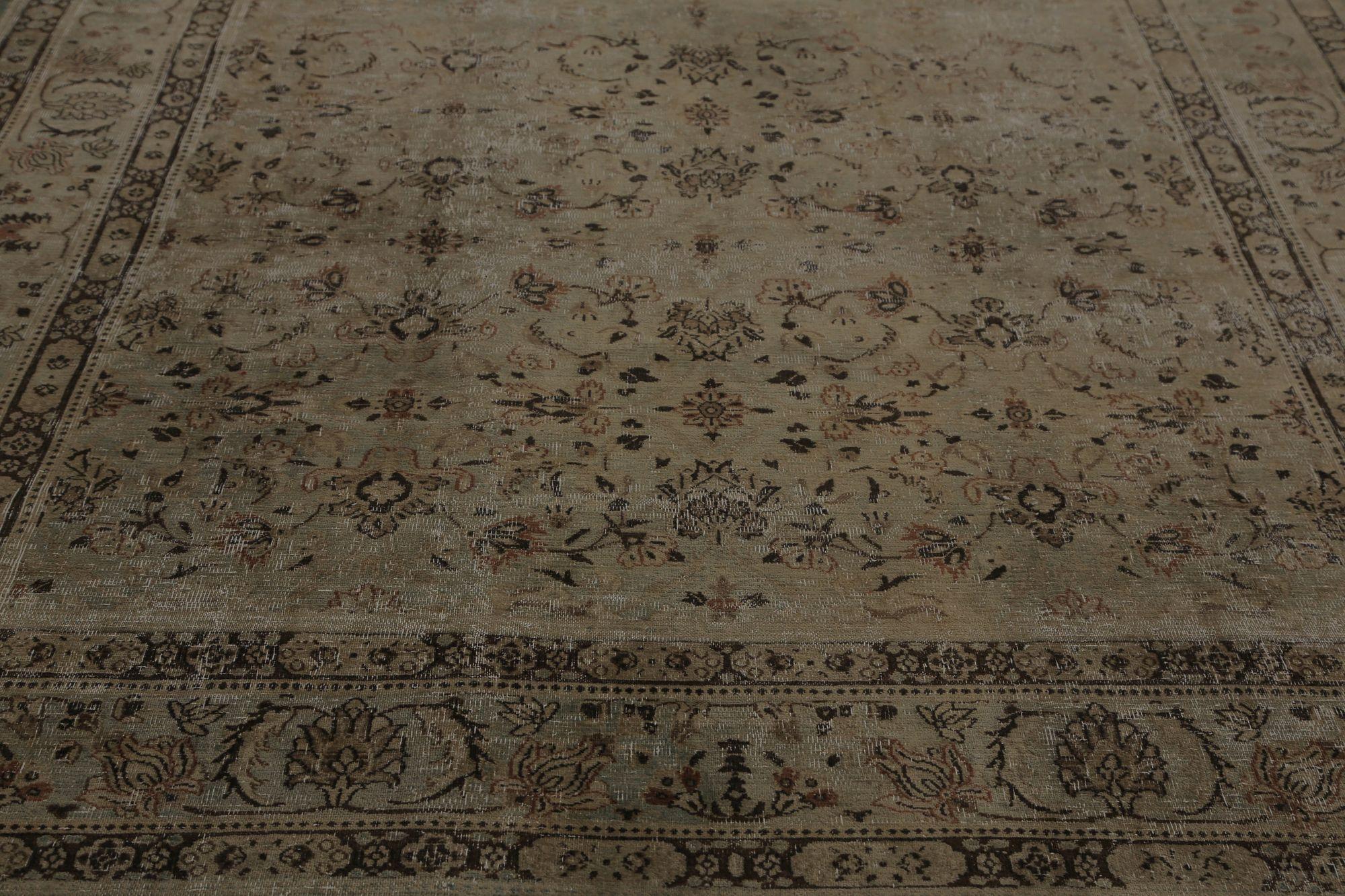 Entdecken Sie die Eleganz der persischen Mashad-Teppiche aus der Zeit um 1910. Dieses exklusive Design aus Wolle und Braun ist perfekt, um Ihren Raum zu verschönern.