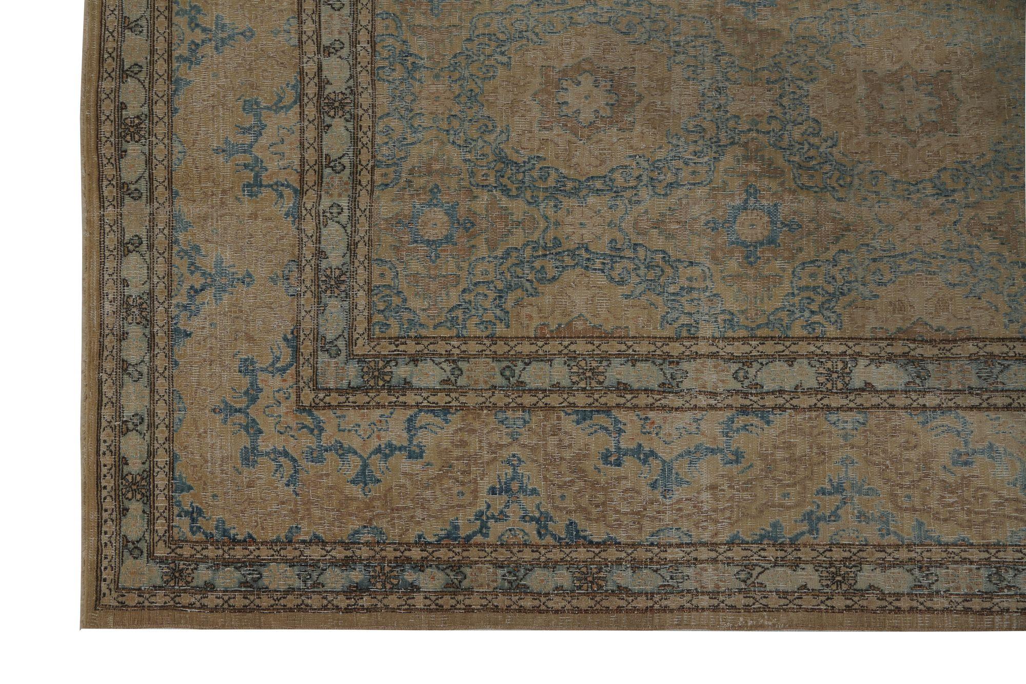 Scopri l'eleganza dei tappeti persiani Mashad con caratteristiche di CIRCA 1940. Progettato con lana e sfumature marroni di grigio/argento-tortora, questo design esclusivo è perfetto per valorizzare il tuo spazio.