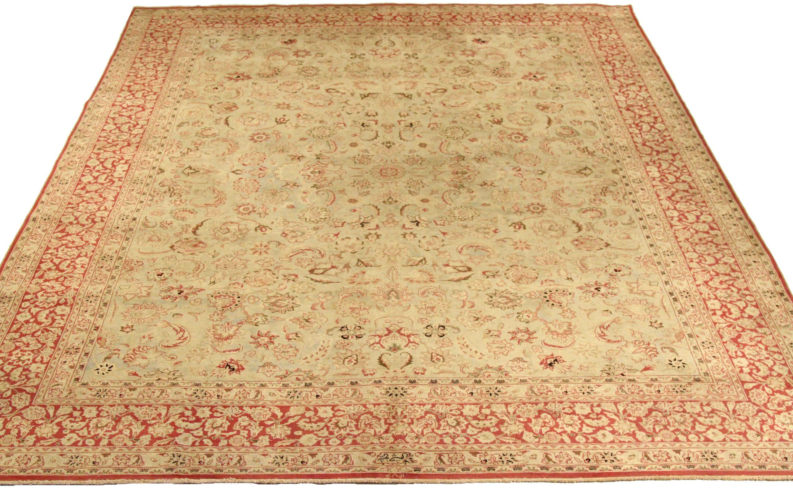 Entdecken Sie die Eleganz der persischen Mashad-Teppiche aus der Zeit um 1910. Dieses exklusive Design aus Wolle und Braun-Elfenbein-Rot ist perfekt, um Ihren Raum zu verschönern.