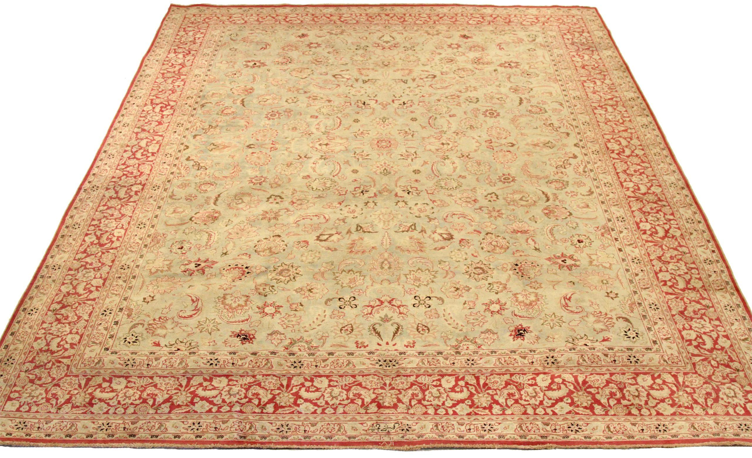 Entdecken Sie die Eleganz der persischen Mashad-Teppiche aus der Zeit um 1940. Dieses exklusive Design aus Wolle und Braun-Elfenbein-Rot ist perfekt, um Ihren Raum zu verschönern.