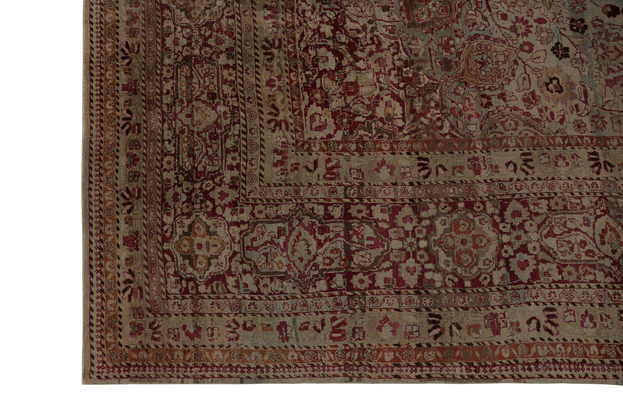 Entdecken Sie die Eleganz der persischen Mashad-Teppiche aus der Zeit um 1910. Dieses exklusive Design aus Wolle und BraunRotTaupe eignet sich perfekt zur Verschönerung Ihres Raums.