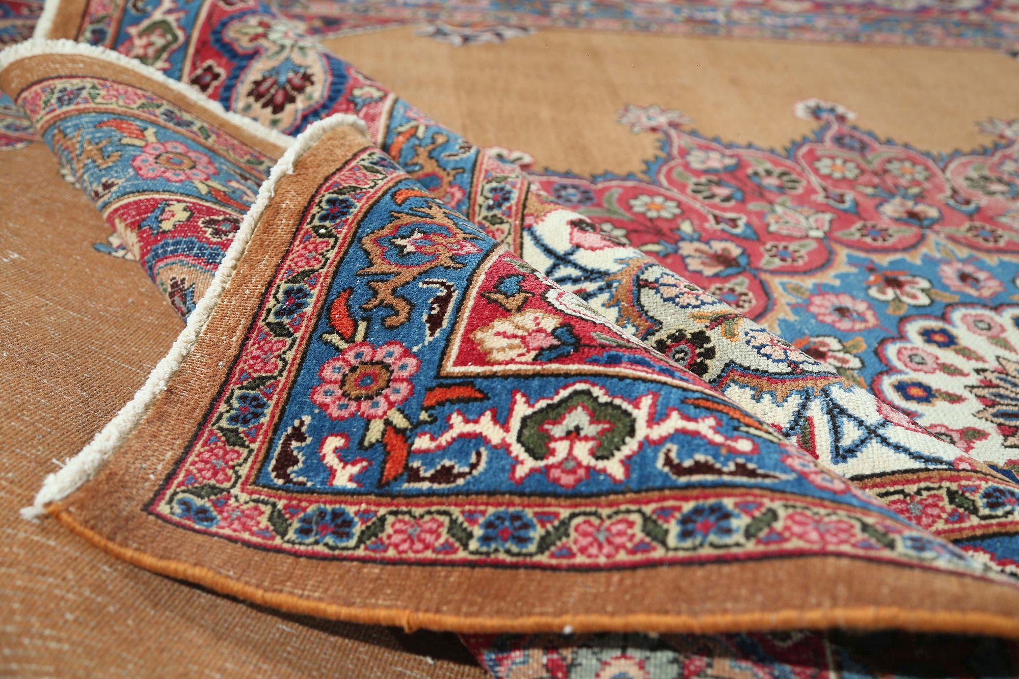 Scopri l'eleganza dei tappeti persiani Mashad con caratteristiche di CIRCA 1910. Progettato con Lana e Marrone-Rosso-Giallo, questo design esclusivo è perfetto per valorizzare il tuo spazio.