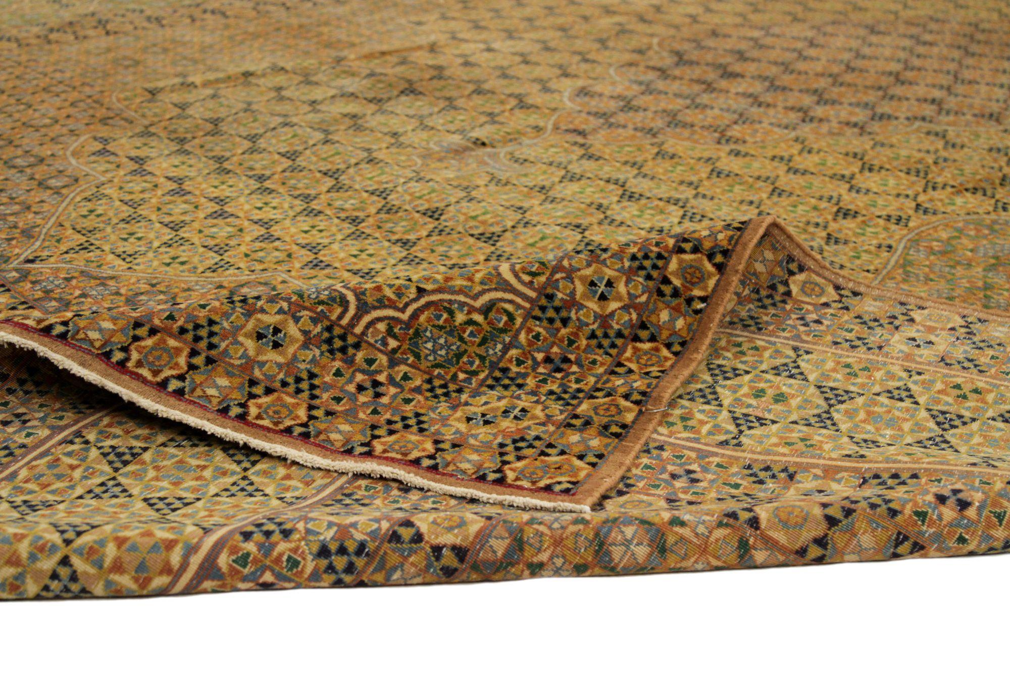Découvrez l'élégance des tapis persans Mashad de Circa 1880. Conçu avec de la laine et du Design/One, ce modèle exclusif est parfait pour mettre en valeur votre espace.