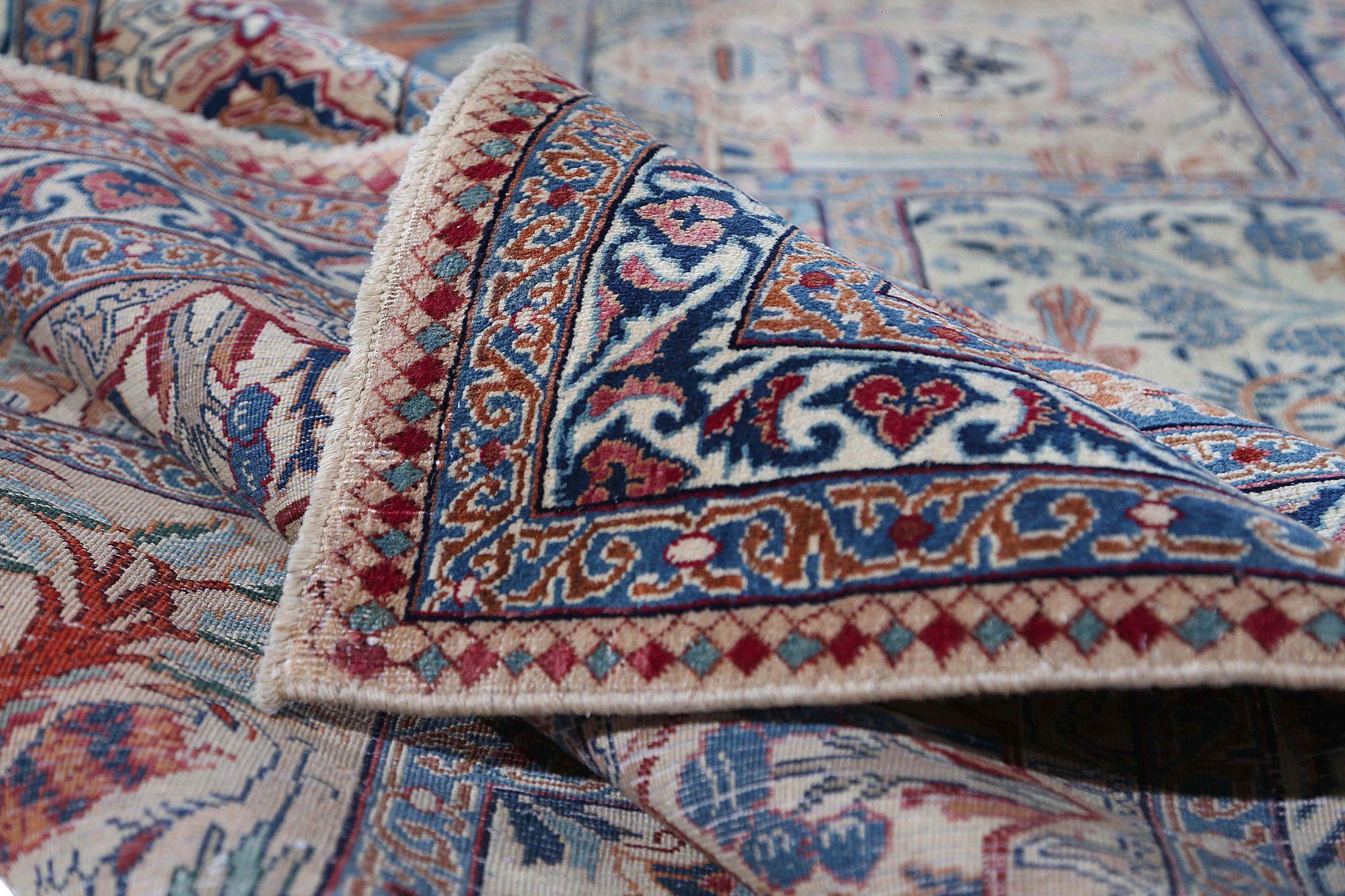 Entdecken Sie die Eleganz der persischen Mashad-Teppiche aus der Zeit um 1910. Dieses exklusive Design aus Wolle und Elfenbein ist perfekt, um Ihren Raum zu verschönern.