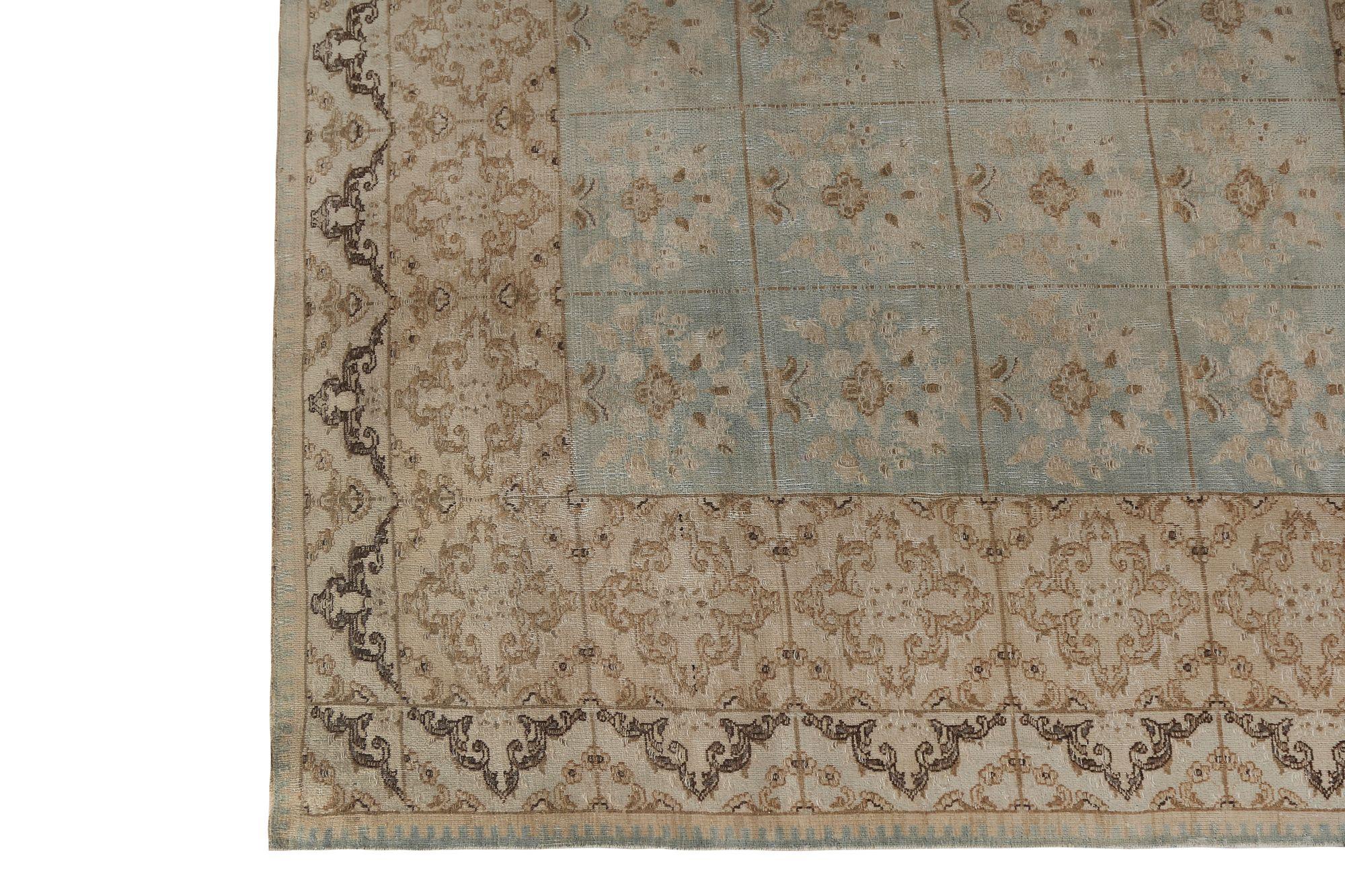 Scopri l'eleganza dei tappeti persiani Mashad con caratteristiche di CIRCA 1940. Progettato con lana e blu avorio, questo design esclusivo è perfetto per valorizzare il tuo spazio.
