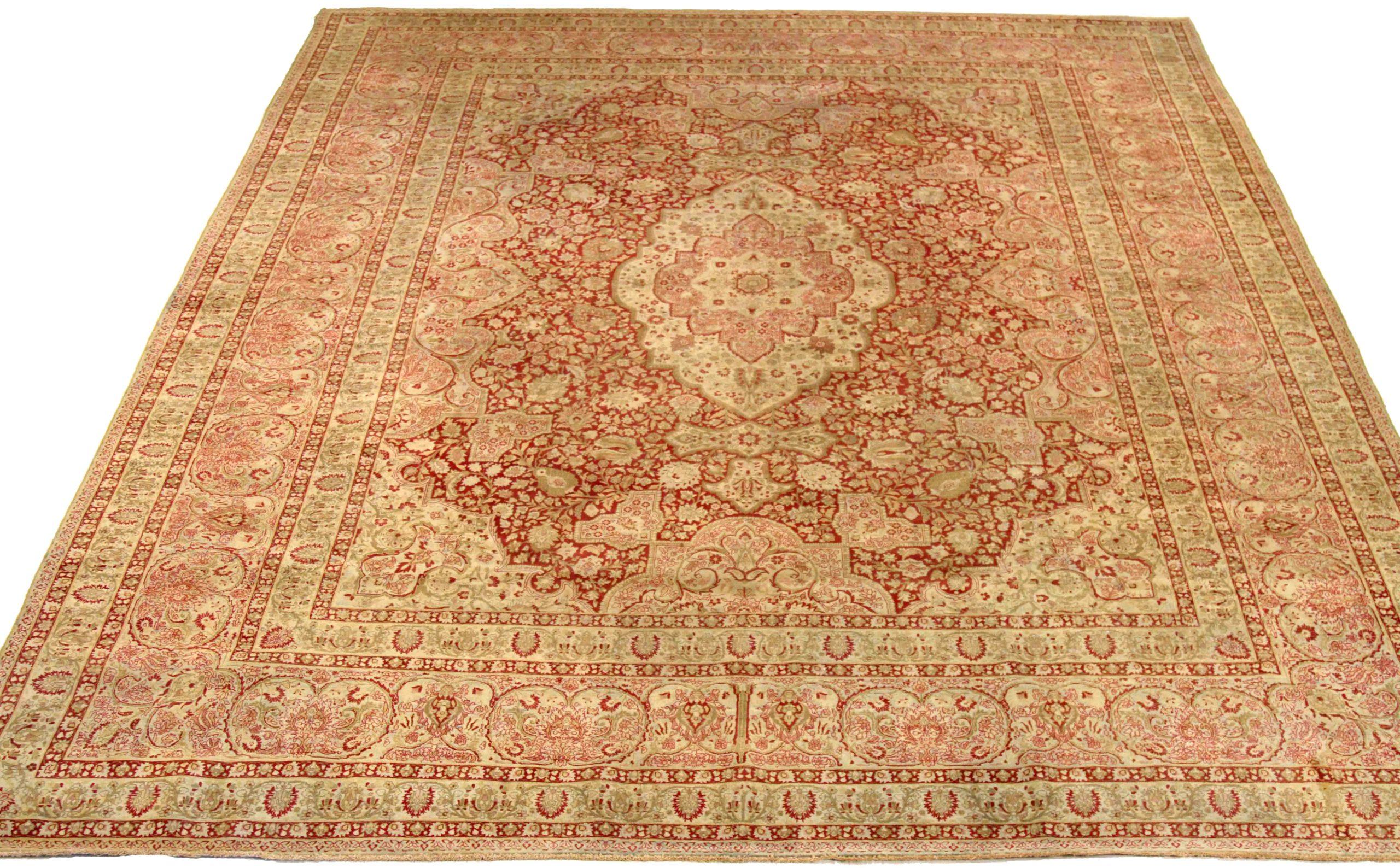 Entdecken Sie die Eleganz der persischen Mashad-Teppiche aus der Zeit um 1910. Dieses exklusive Design aus Wolle und IvoryPinkRed eignet sich perfekt, um Ihren Raum zu verschönern.