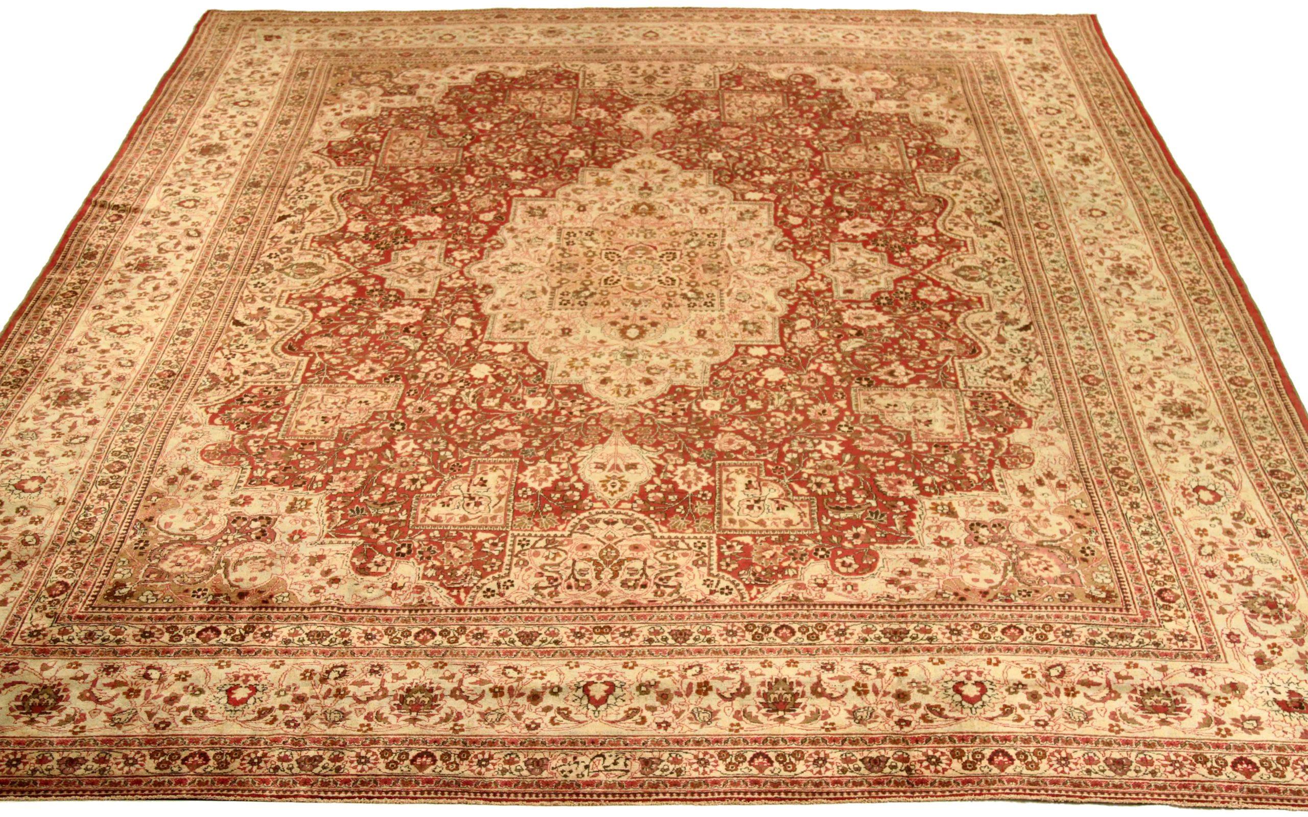 Entdecken Sie die Eleganz der persischen Mashad-Teppiche aus der Zeit um 1880. Dieses exklusive Design aus Wolle und Elfenbeinrot ist perfekt, um Ihren Raum zu verschönern.