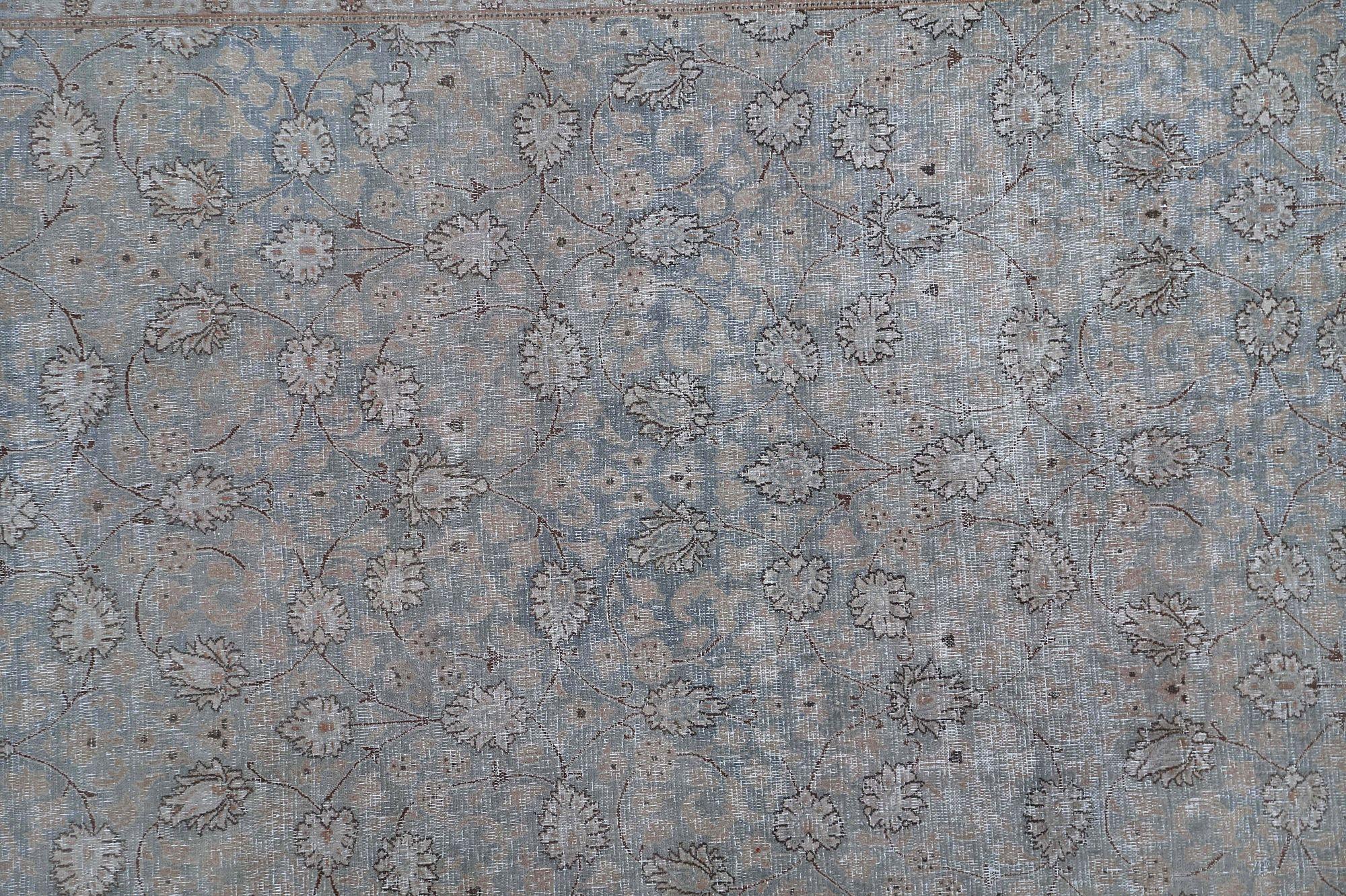 Entdecken Sie die Eleganz der persischen Mashad-Teppiche aus der Zeit um 1940. Dieses exklusive Design aus Wolle und Hellblau ist perfekt, um Ihren Raum zu verschönern.