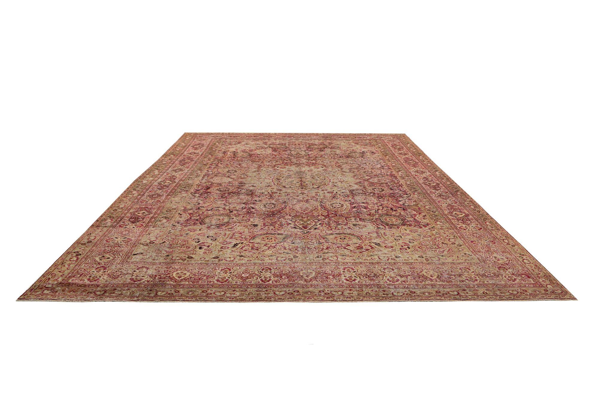 Entdecken Sie die Eleganz der persischen Mashad-Teppiche aus der Zeit um 1910. Dieses exklusive Design aus Wolle und PinkRed ist perfekt, um Ihren Raum zu verschönern.