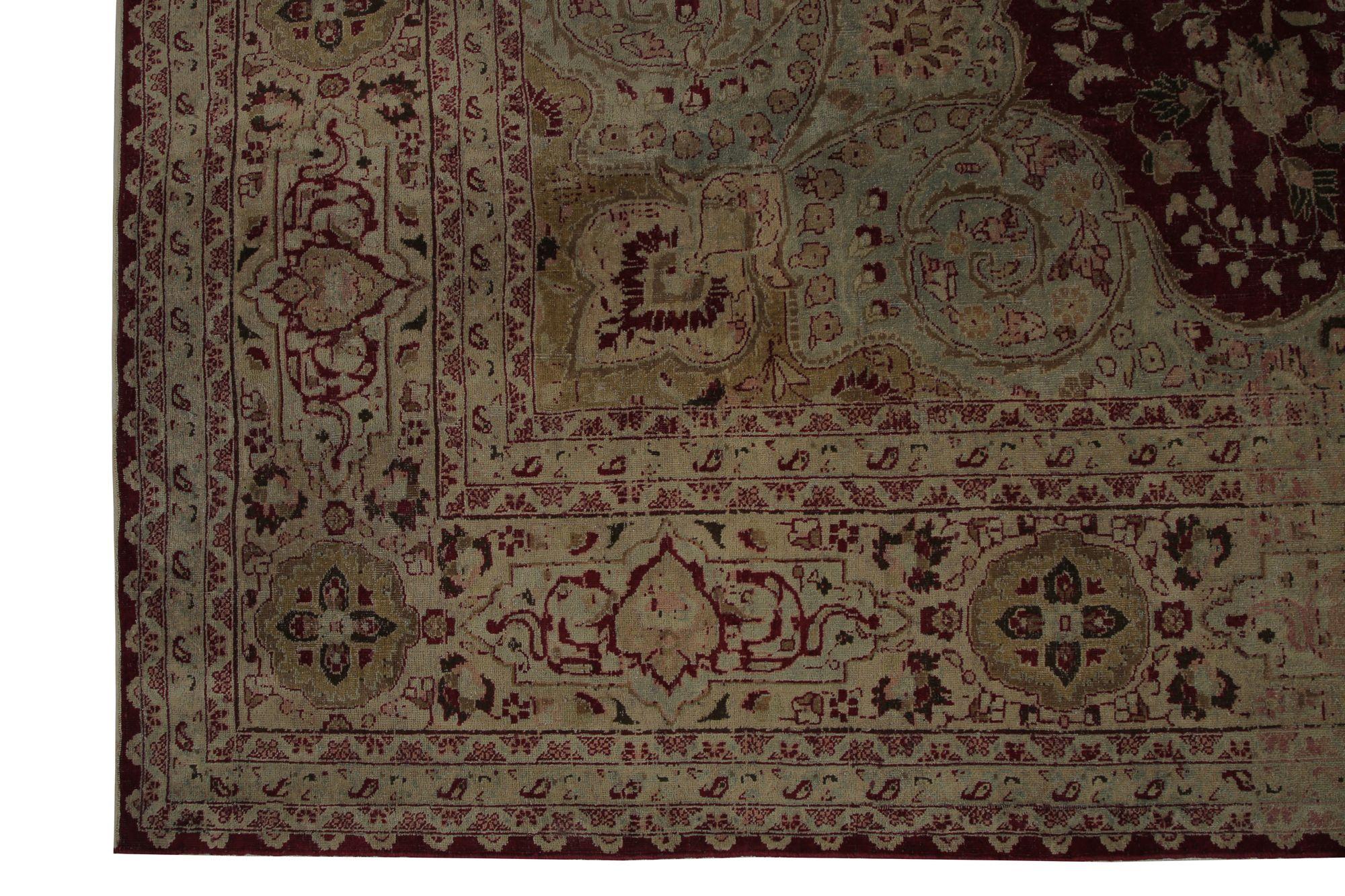 Entdecken Sie die Eleganz der persischen Mashad-Teppiche aus der Zeit um 1940. Dieses exklusive Design aus Wolle und RedTaupe ist perfekt, um Ihren Raum zu verschönern.