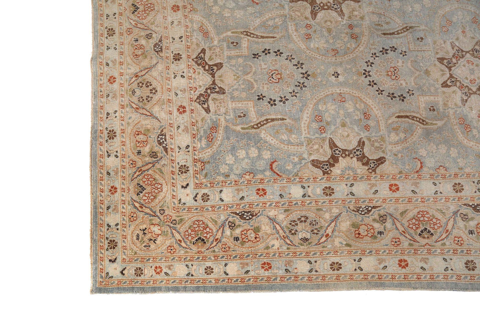 Scopri l'eleganza dei tappeti persiani Mashad con caratteristiche di CIRCA 1910. Progettato con lana e sfumature di grigio/argento, questo design esclusivo è perfetto per valorizzare il tuo spazio.