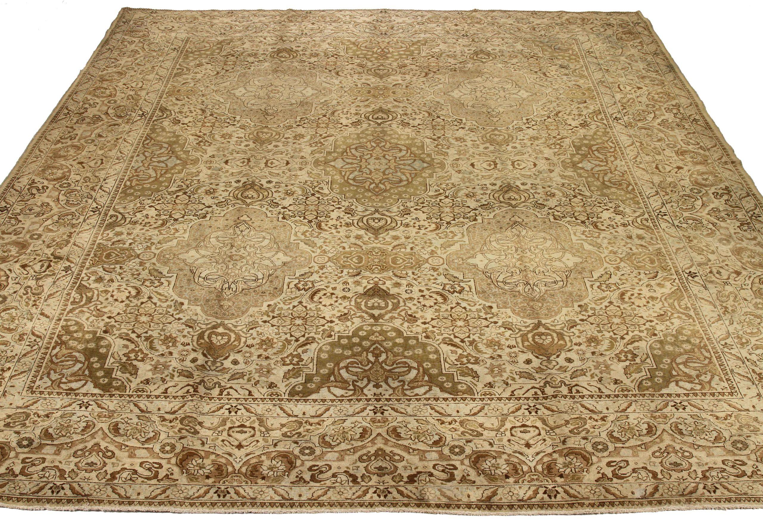 Scopri l'eleganza del Mashad persiano, caratterizzato da una splendida lavorazione artigianale del 1880 circa. Progettato con una meticolosa attenzione ai dettagli, questo design esclusivo è perfetto per valorizzare il tuo spazio.