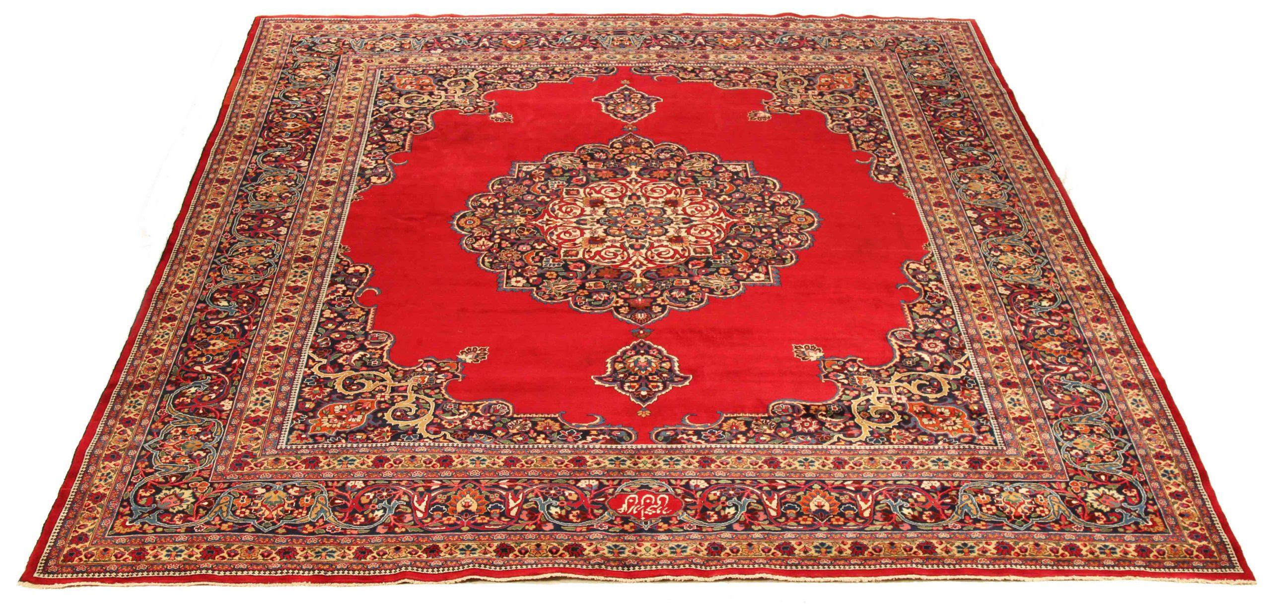 Scopri l'eleganza del Mashad persiano, caratterizzato da una splendida lavorazione artigianale del 1880 circa. Progettato con una meticolosa attenzione ai dettagli, questo design esclusivo è perfetto per valorizzare il tuo spazio.