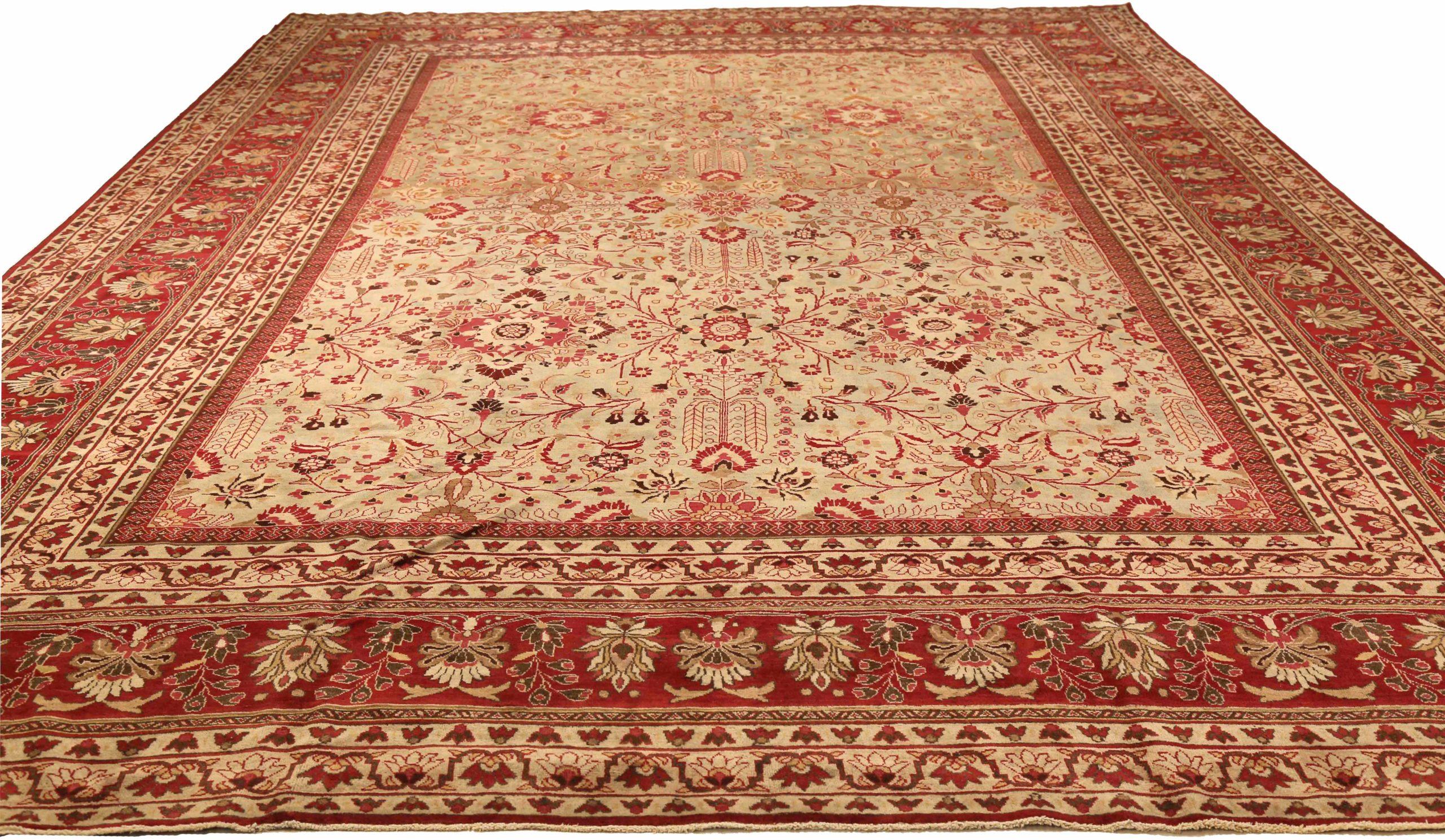 Entdecken Sie die Eleganz des persischen Mashad-Teppichs mit Übergröße aus dem Jahr CIRCA 1880. Dieses exklusive Design aus Wolle und GreenIvoryRed ist perfekt, um Ihren Raum zu verschönern.