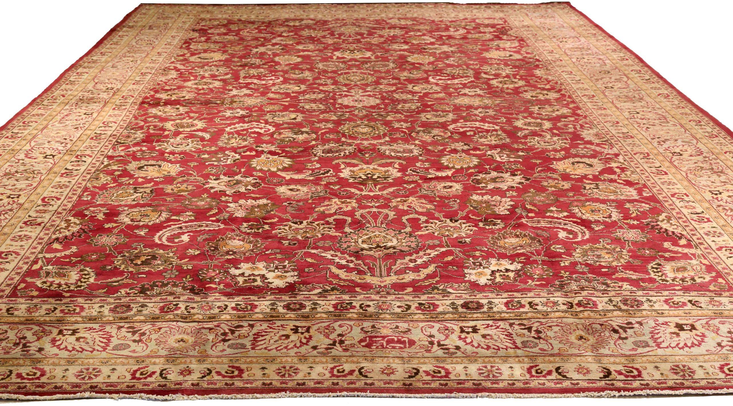 Entdecken Sie die Eleganz des persischen Mashad-Teppichs mit Übergröße aus dem Jahr CIRCA 1880. Dieses exklusive Design aus Wolle und Elfenbeinrot ist perfekt, um Ihren Raum zu verschönern.