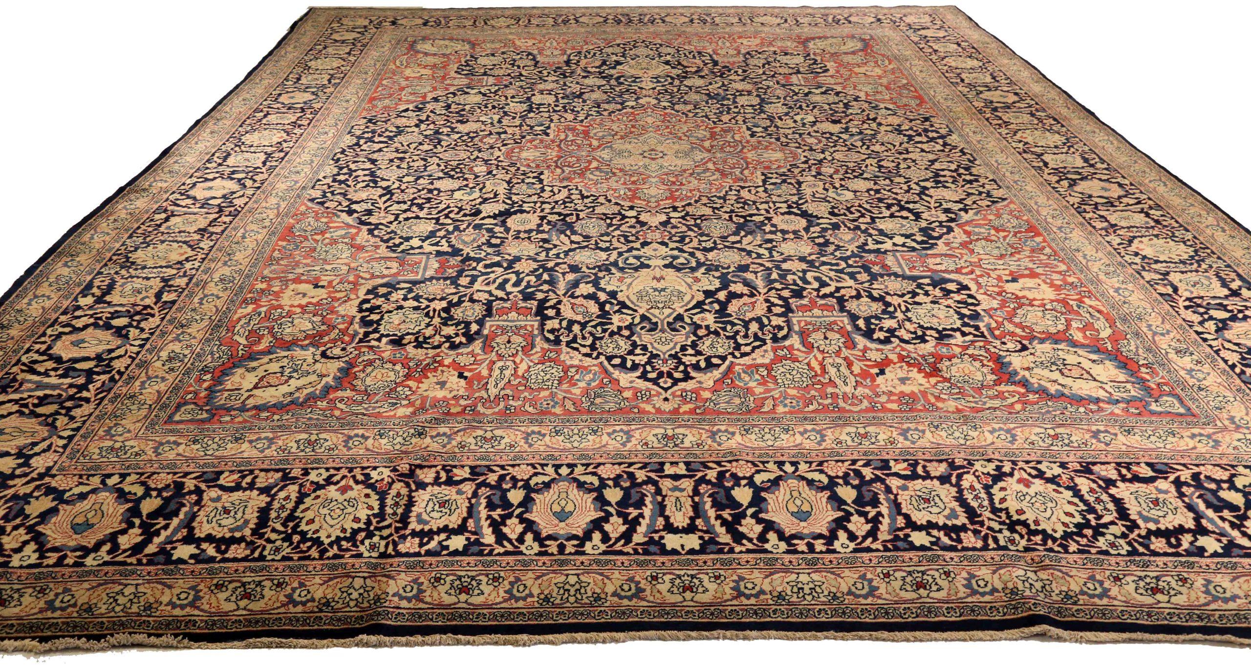 Scopri l'eleganza del tappeto persiano Mashad Over Size Rug del 1910. Progettato con lana e nero-avorio-rosso, questo design esclusivo è perfetto per valorizzare il tuo spazio.